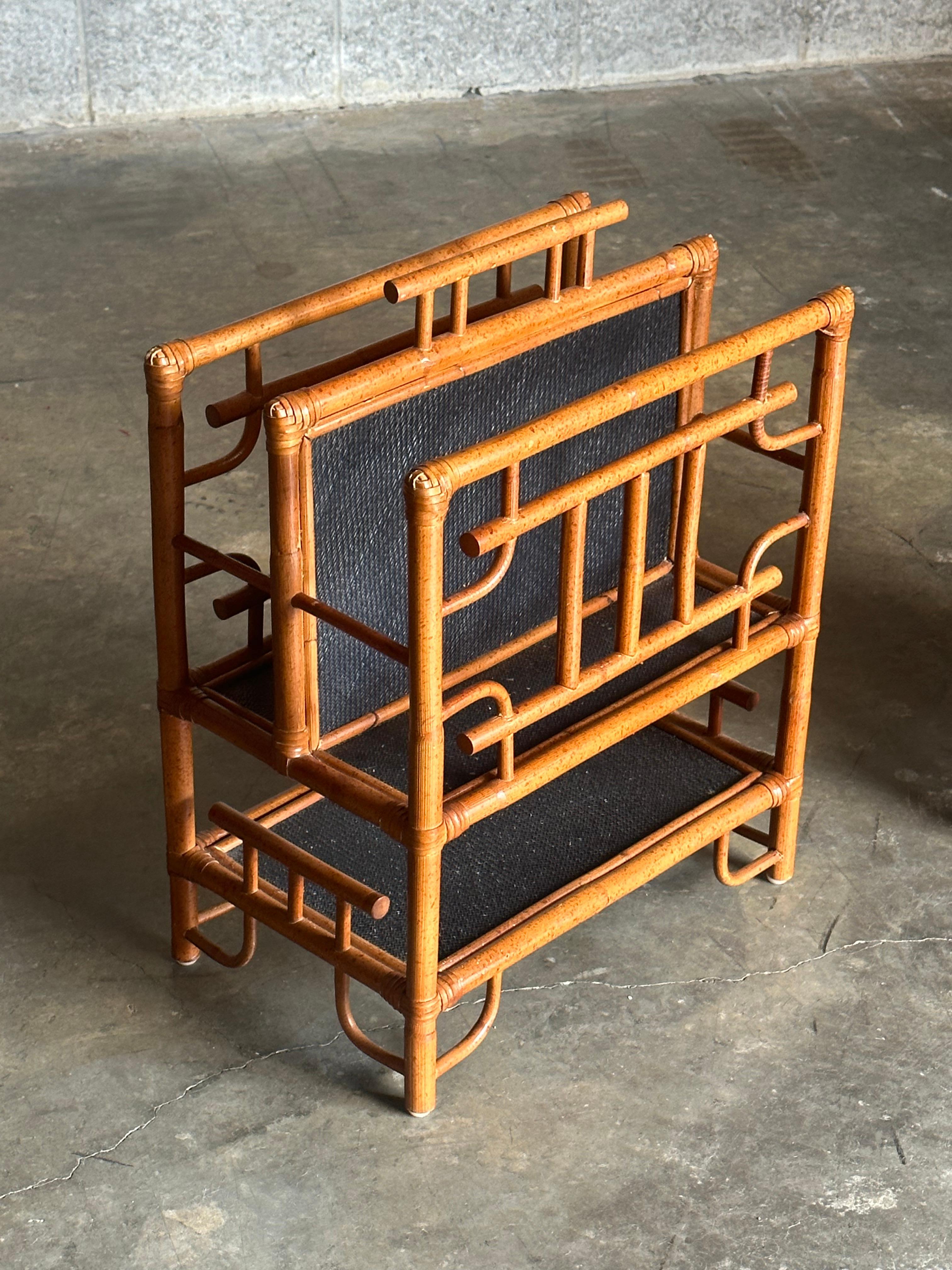 Vintage Pagode British Colonial Style Bambus und Cane Magazine Rack - ein Paar im Angebot 2