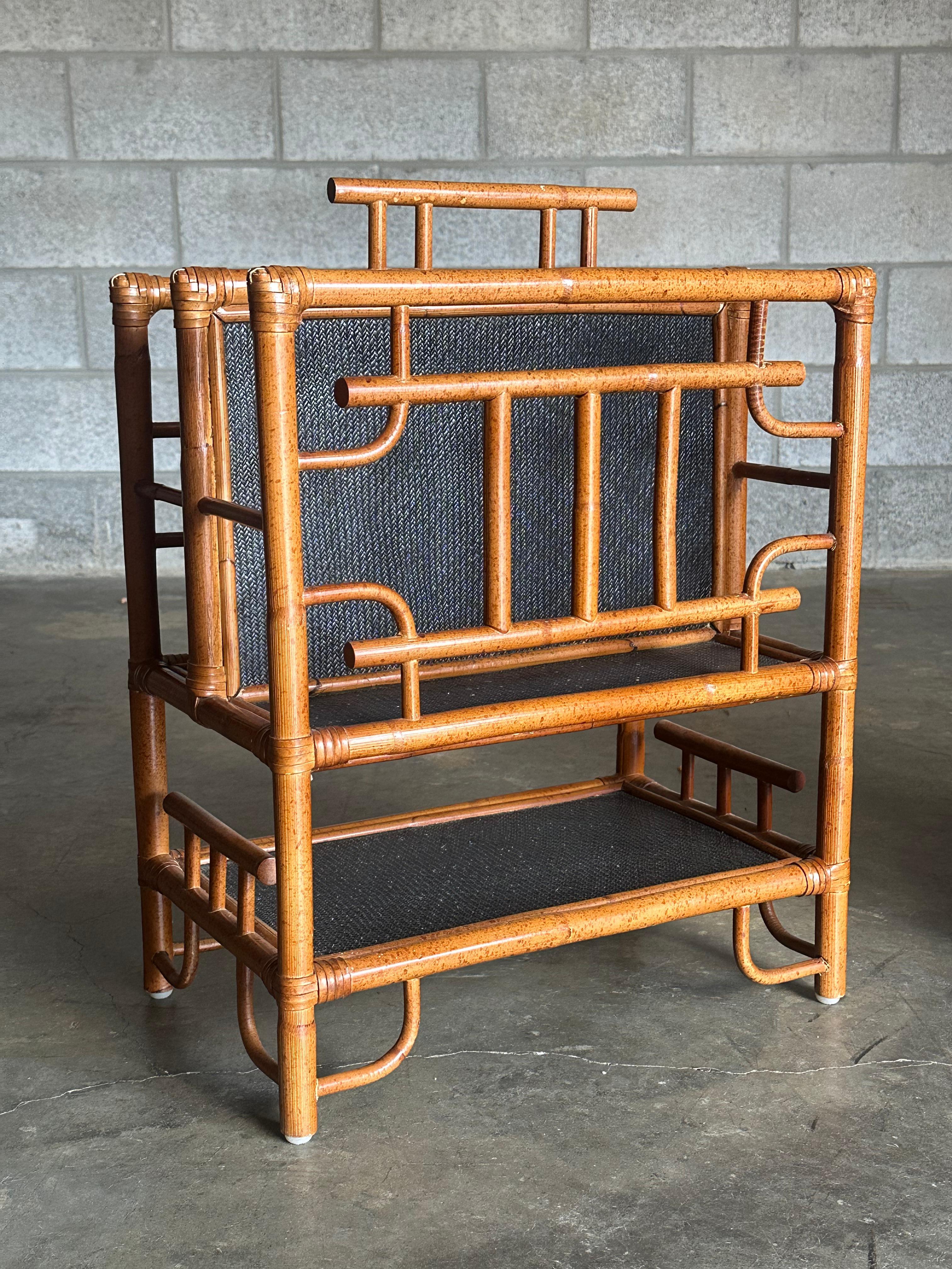 Vintage Pagode British Colonial Style Bambus und Cane Magazine Rack - ein Paar im Angebot 3