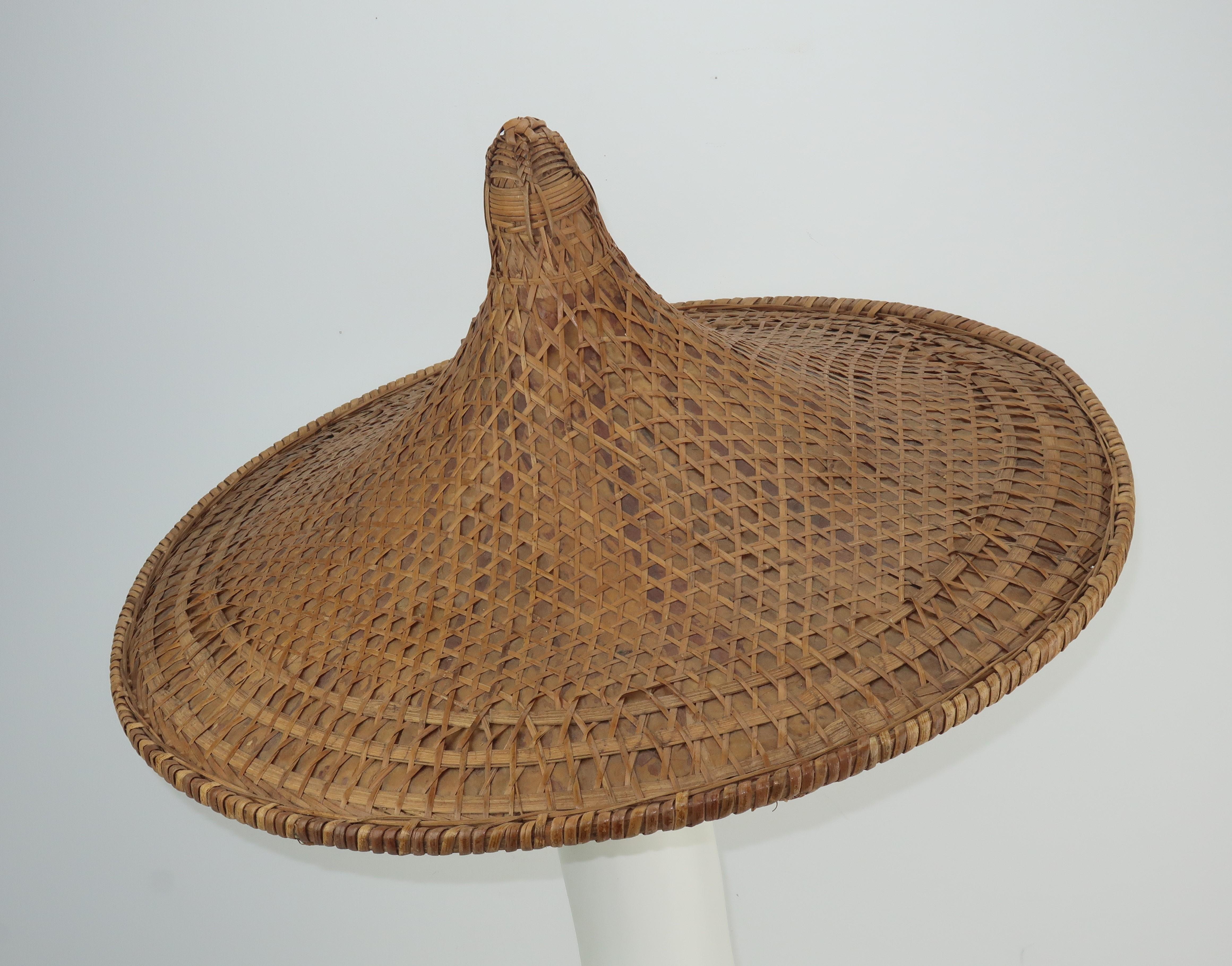 Vintage Pagoda Straw Wide Brim Beach Hat In Good Condition In Atlanta, GA