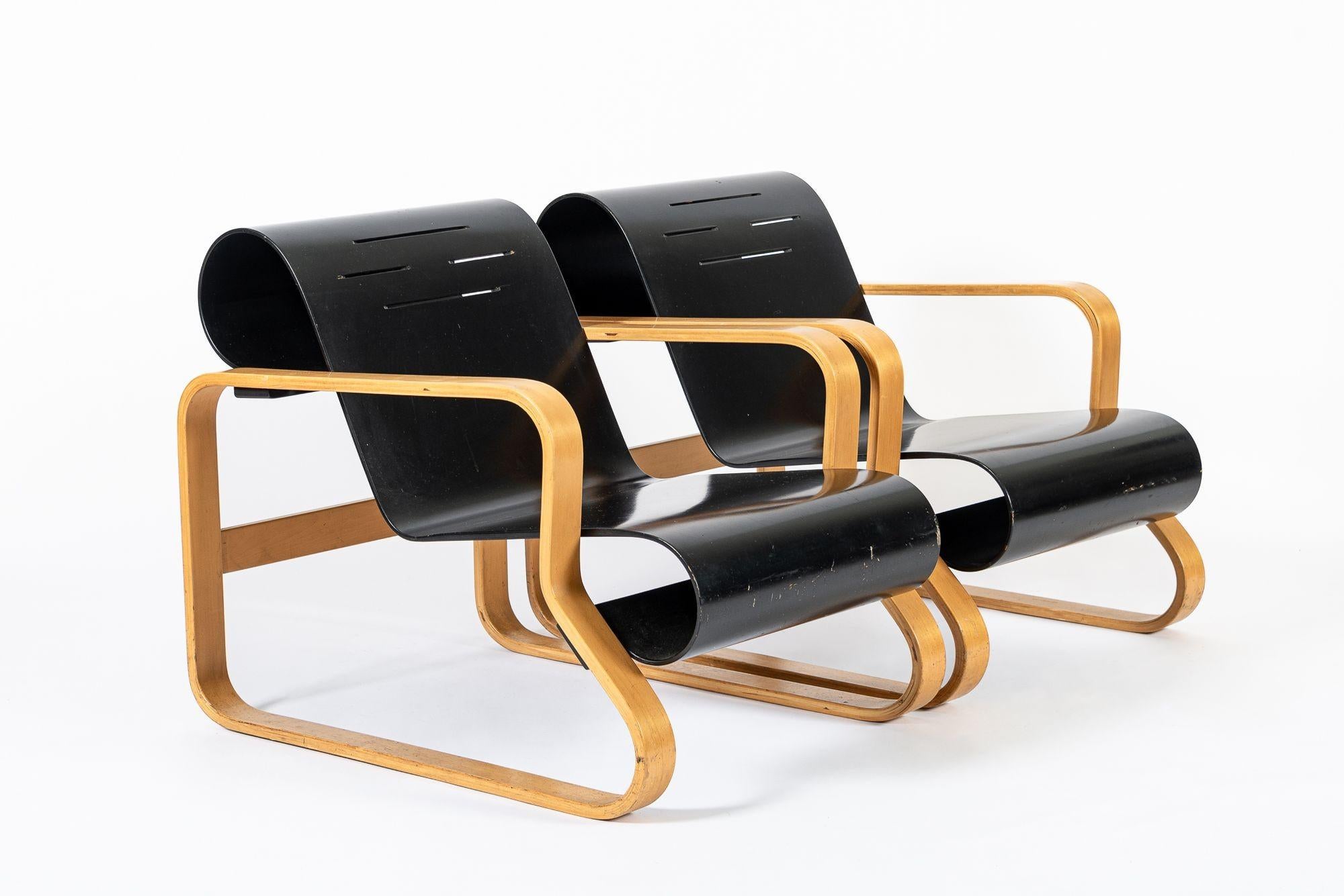Este par de sillones Paimio nº 41 vintage de mediados del siglo XX, diseñados originalmente por el arquitecto modernista Alvar Aalto en 1928, fueron fabricados por Artek en Finlandia hacia 1970. Admirada tanto por su presencia escultural como por su