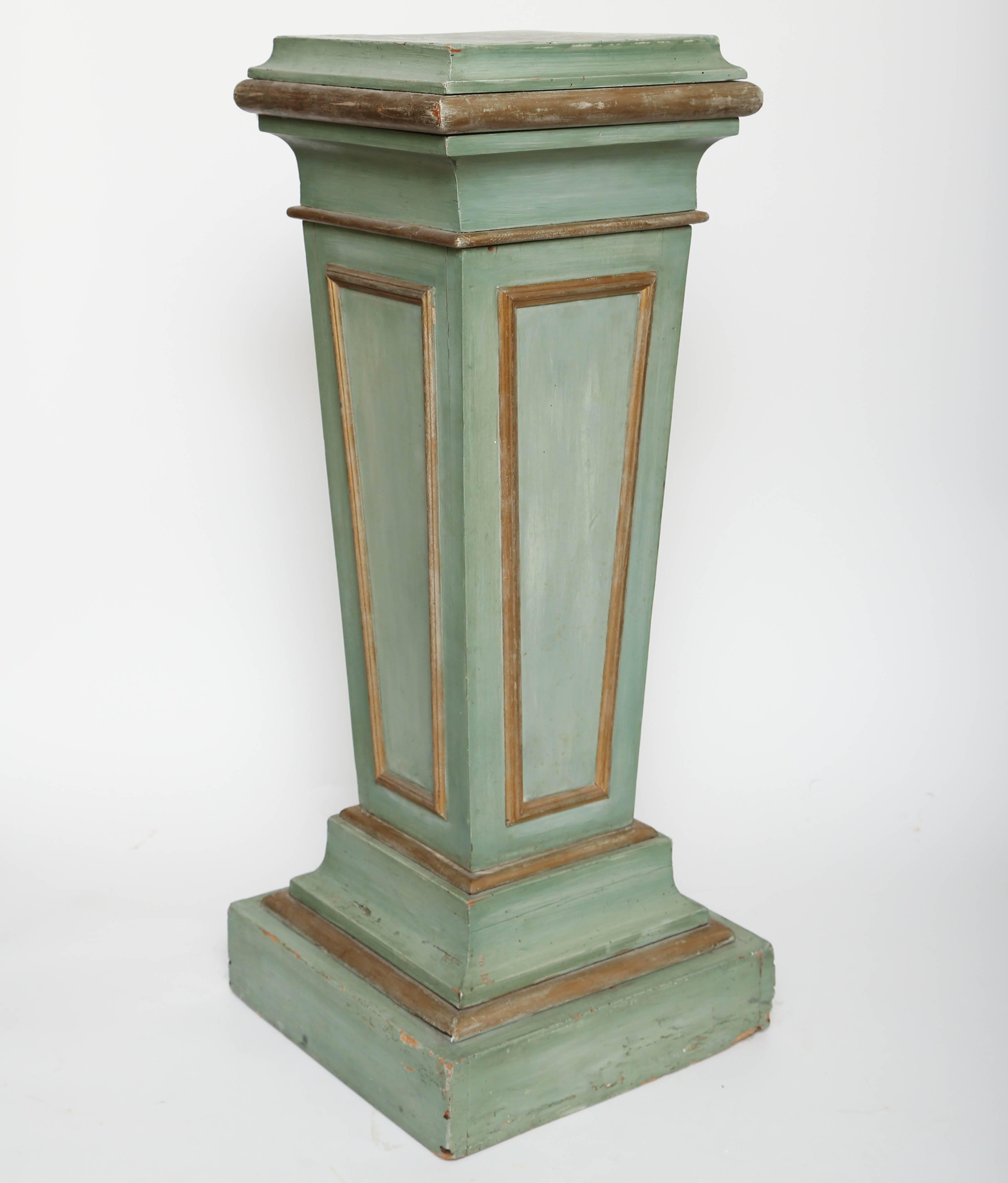 Vintage Painted and Parcel-Gilt Classical Pedestal In Good Condition For Sale In Palm Beach, FL