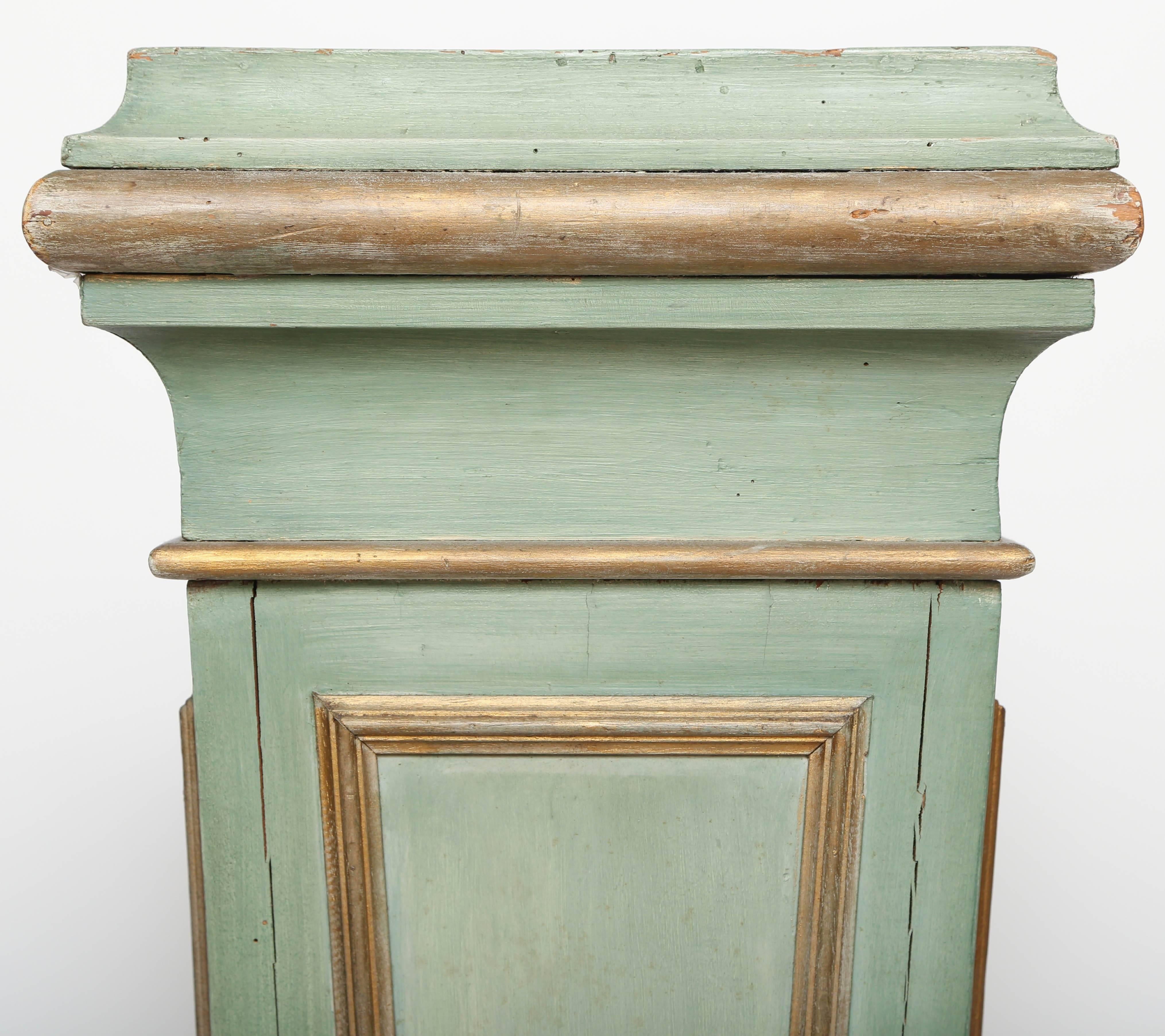 Wood Vintage Painted and Parcel-Gilt Classical Pedestal For Sale