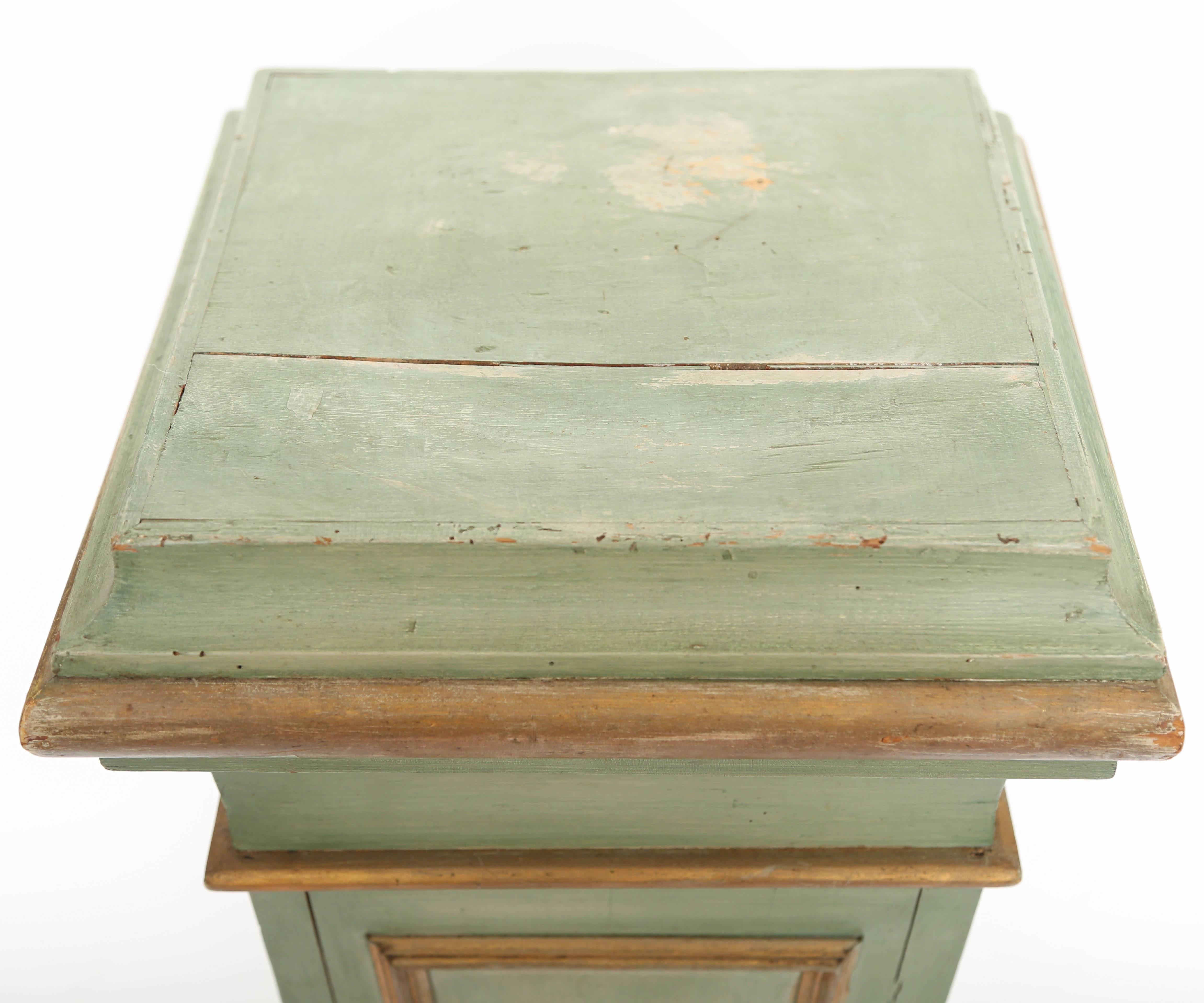 Vintage Painted and Parcel-Gilt Classical Pedestal For Sale 1