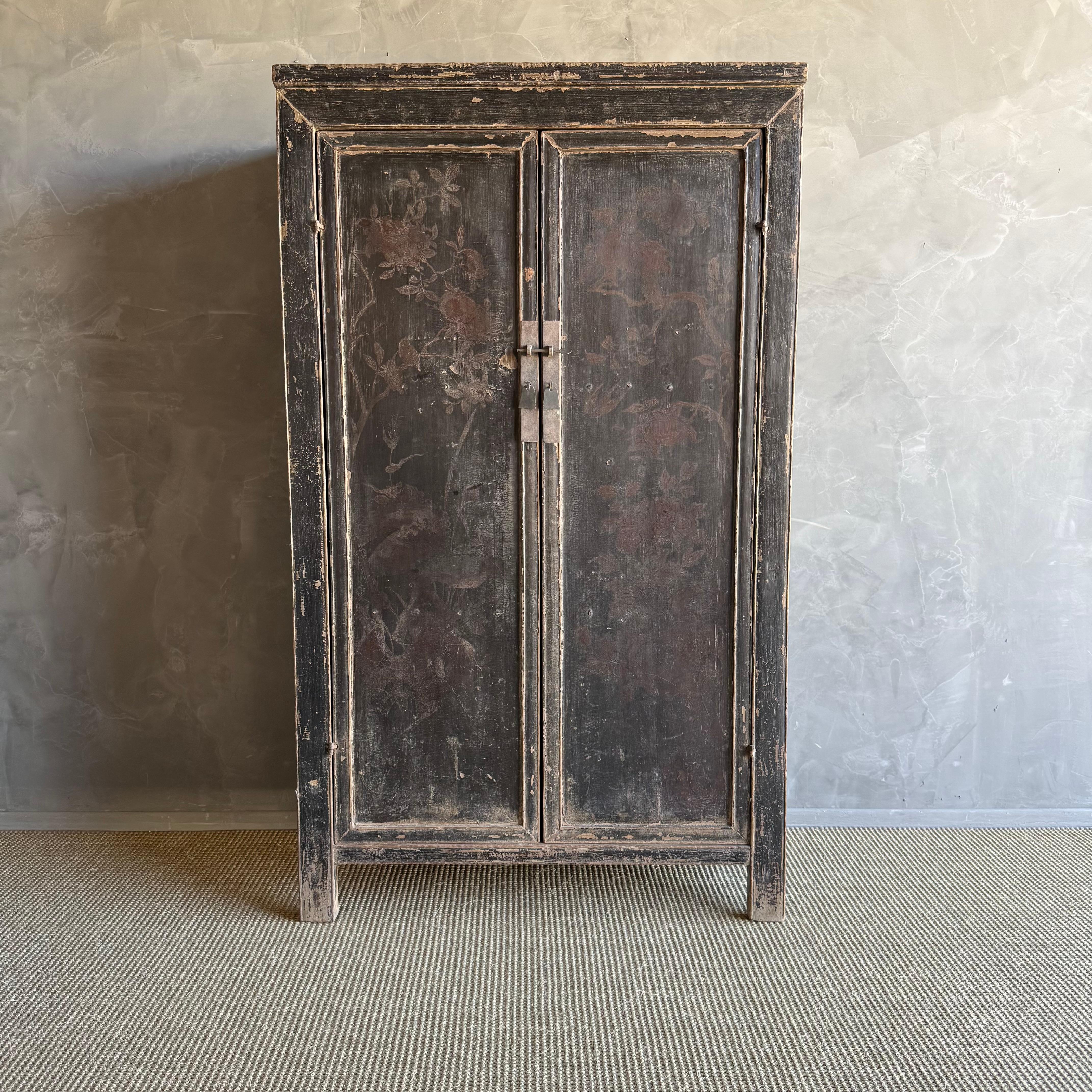 Vintage Kleiderschrank c1880
Dieser antike Schrank ist ein atemberaubendes Stück, schwarz lackiert und mit komplizierten Blumendetails verziert, die seinem Design einen Hauch von Eleganz verleihen. Die Patina auf der Oberfläche verleiht ihm ein