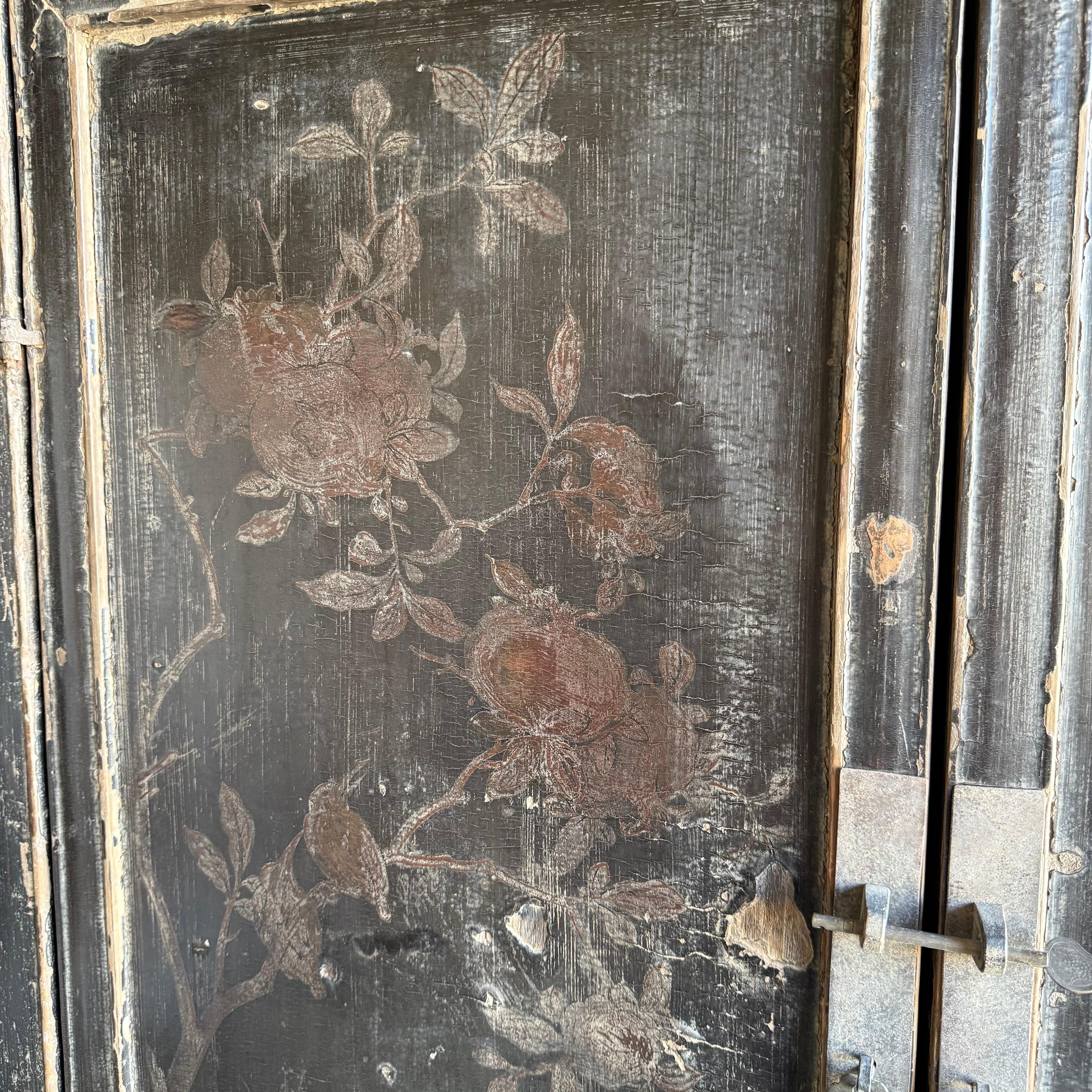 Vintage gemalt Armoire mit Blumenmotiv im Zustand „Gut“ in Old Town Orange, CA