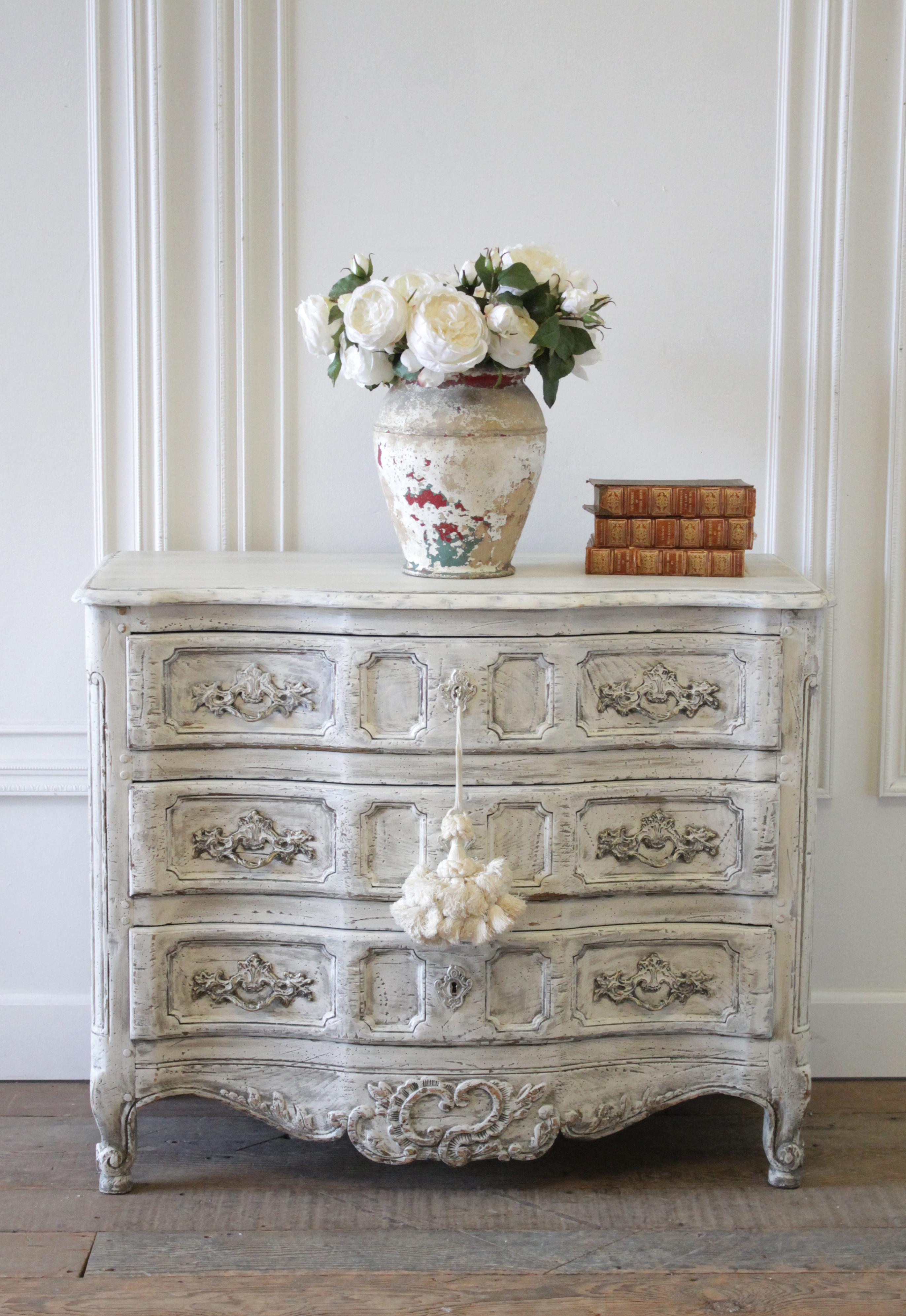 Vintage painted Baker commode three-drawer chest
Original working locking key, with large cream colored tassel. Painted in a soft oyster white color, with distressed edges, and antique glazed patina.
Drawers open and close with ease. Great storage