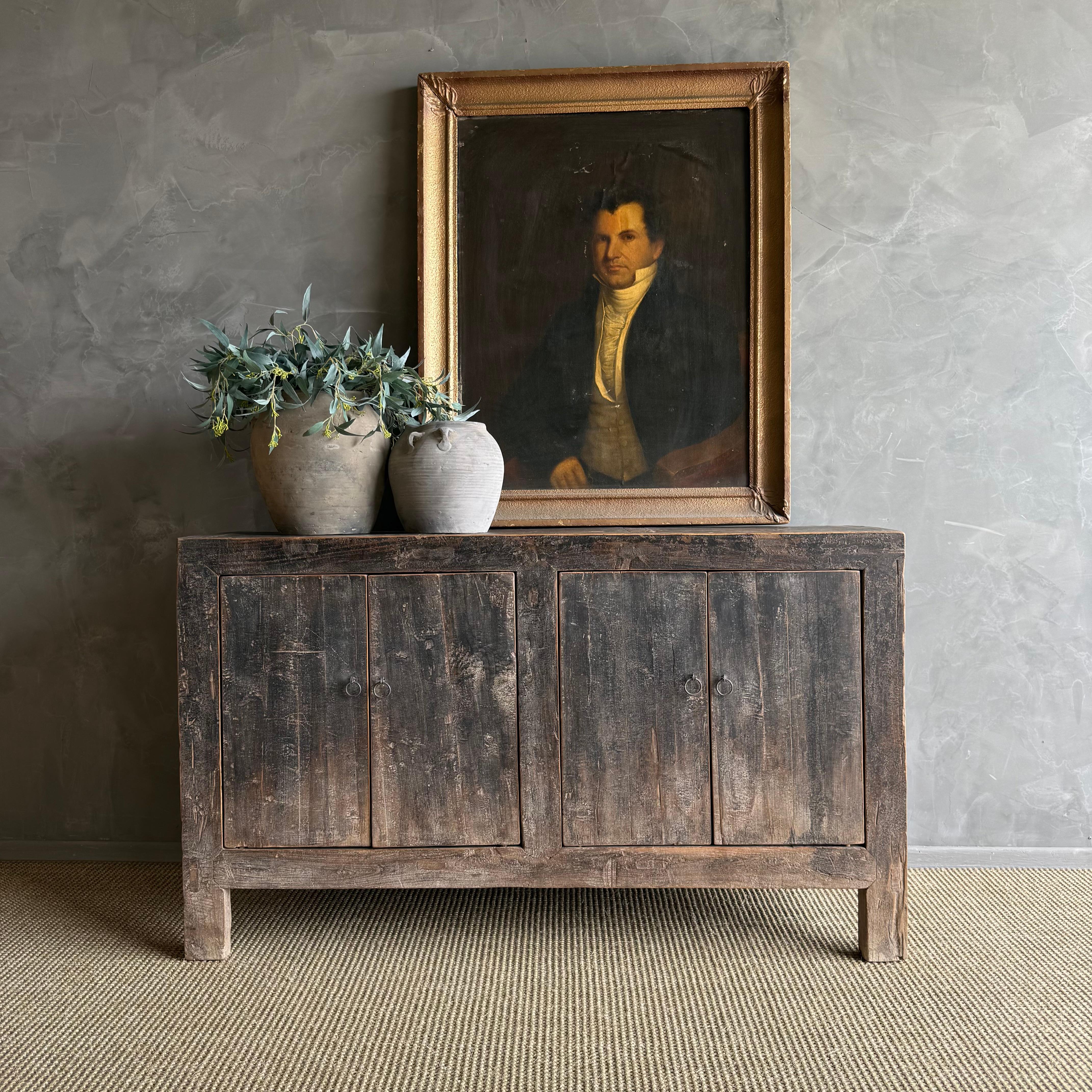 Este encantador armario vintage de madera de olmo es una pieza única en su especie, con un bello envejecimiento y pátina, que añade carácter a cualquier espacio. Su acabado de madera de olmo pintada a la pátina resalta la belleza natural de la