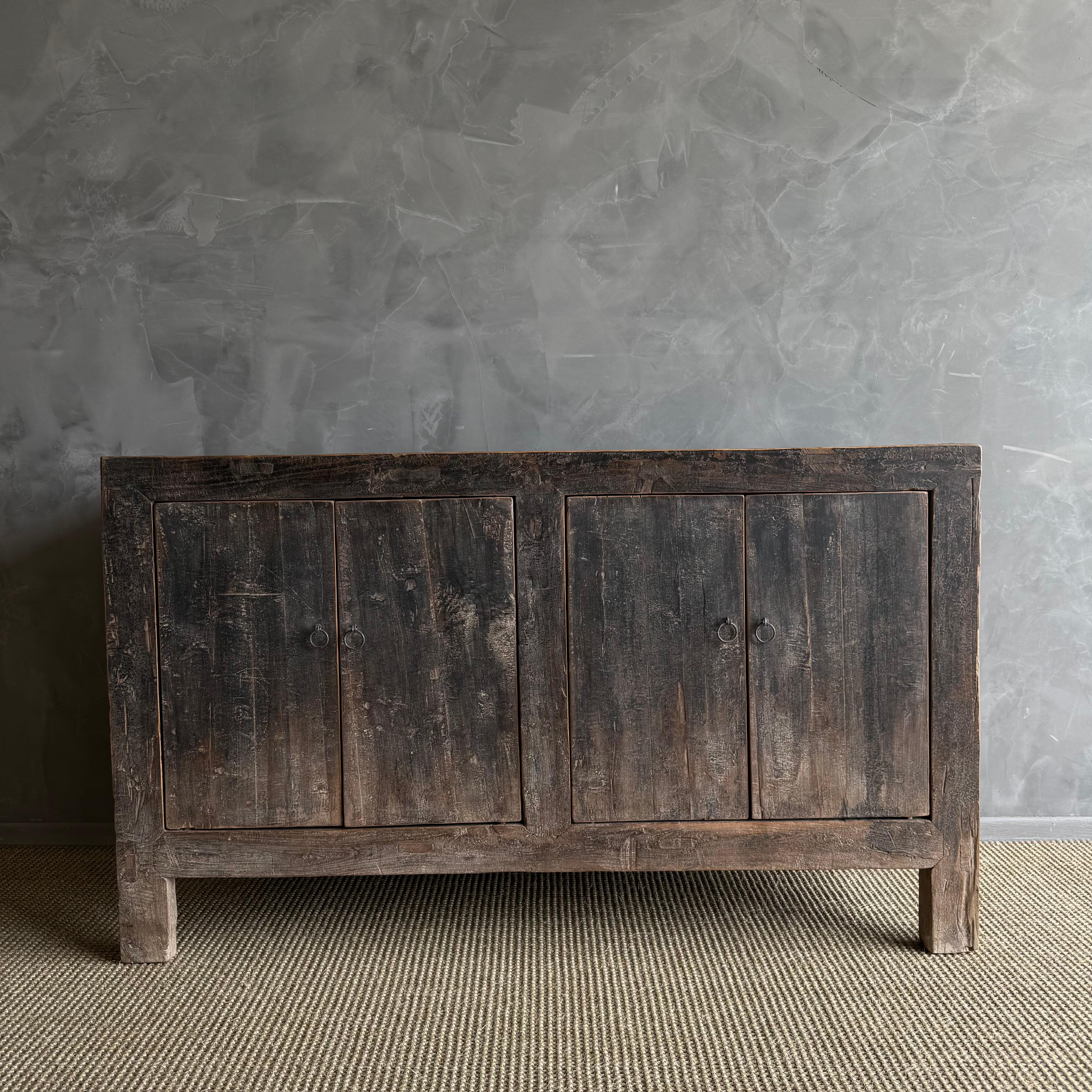 Consola de Madera de Olmo Negro Pintada Vintage con Puertas 56 en Bueno estado para la venta en Old Town Orange, CA