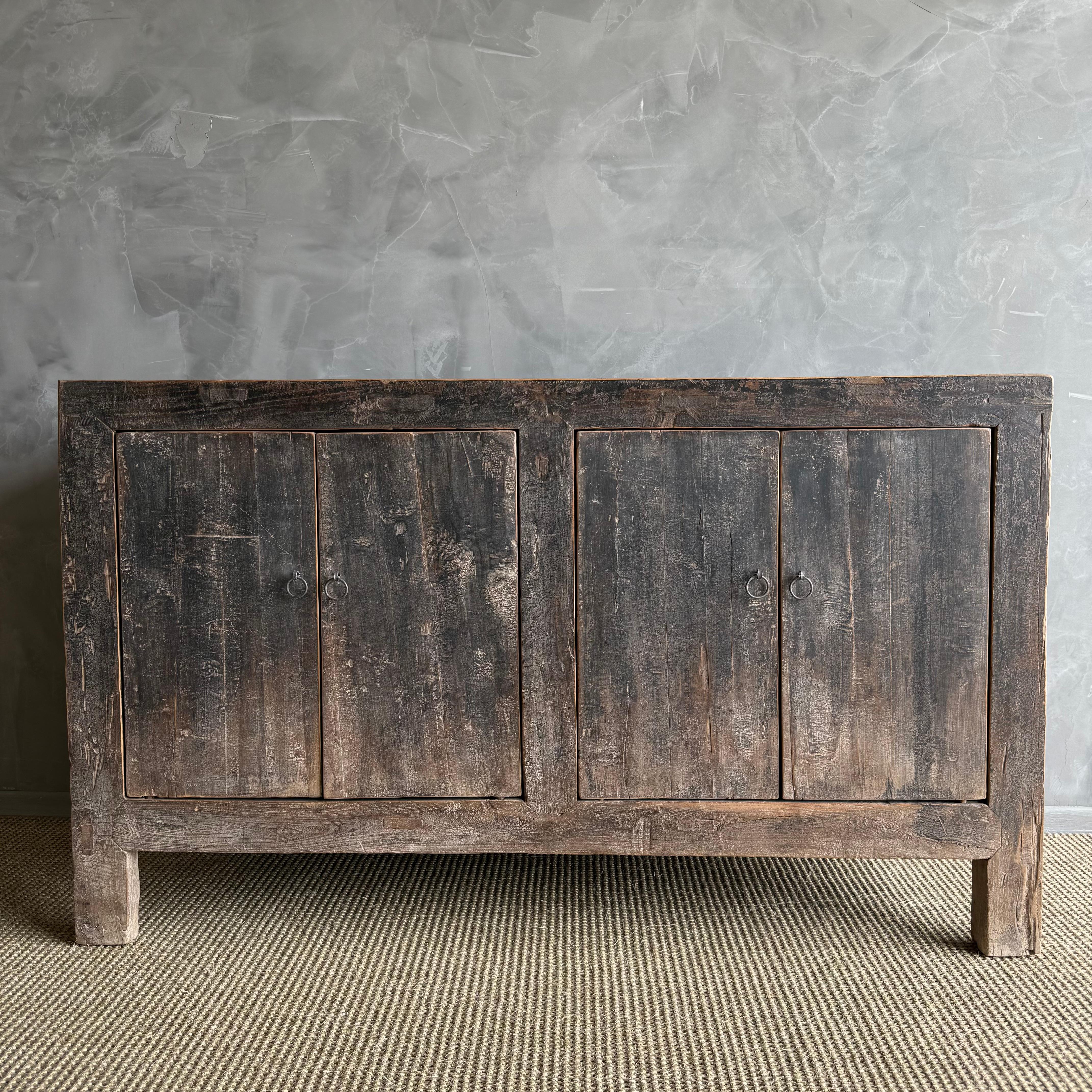 Consola de Madera de Olmo Negro Pintada Vintage con Puertas 56 siglo XX en venta