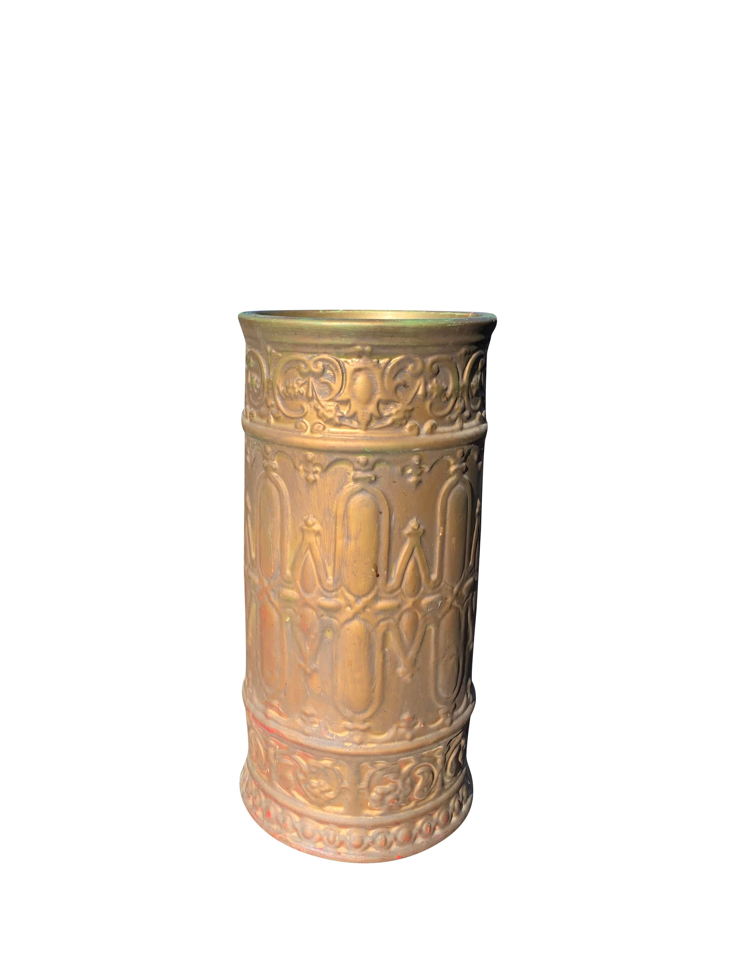 Vintage bemalt Keramik Schirmständer

Dieses einzigartige Stück besticht durch seine goldene Oberfläche und sein klassisches Design, das sowohl funktional als auch dekorativ ist. Der Schirmständer mit nur einem kleinen Riss an der Spitze, die