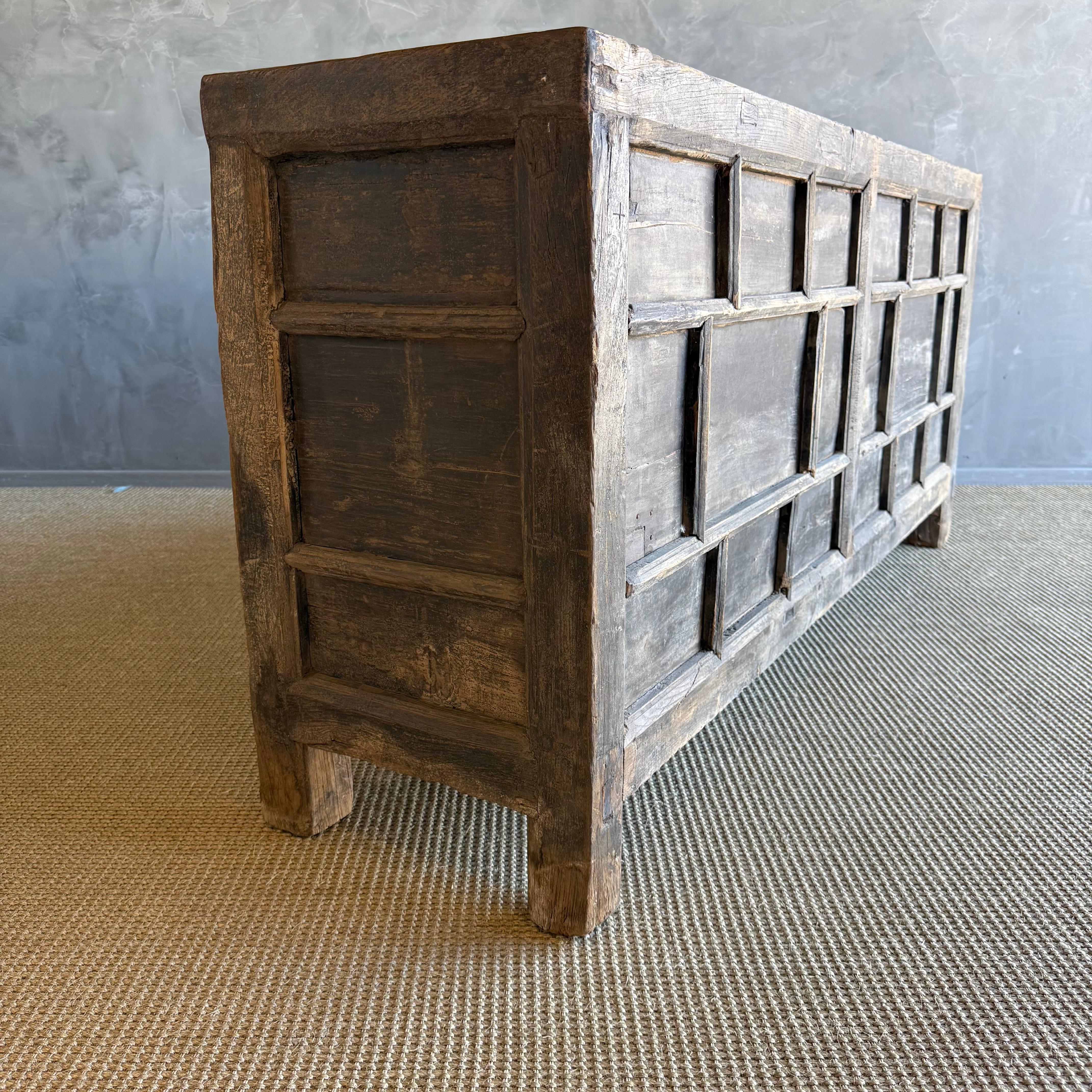 Mobile in legno di olmo verniciato d'epoca con cassetti da 71