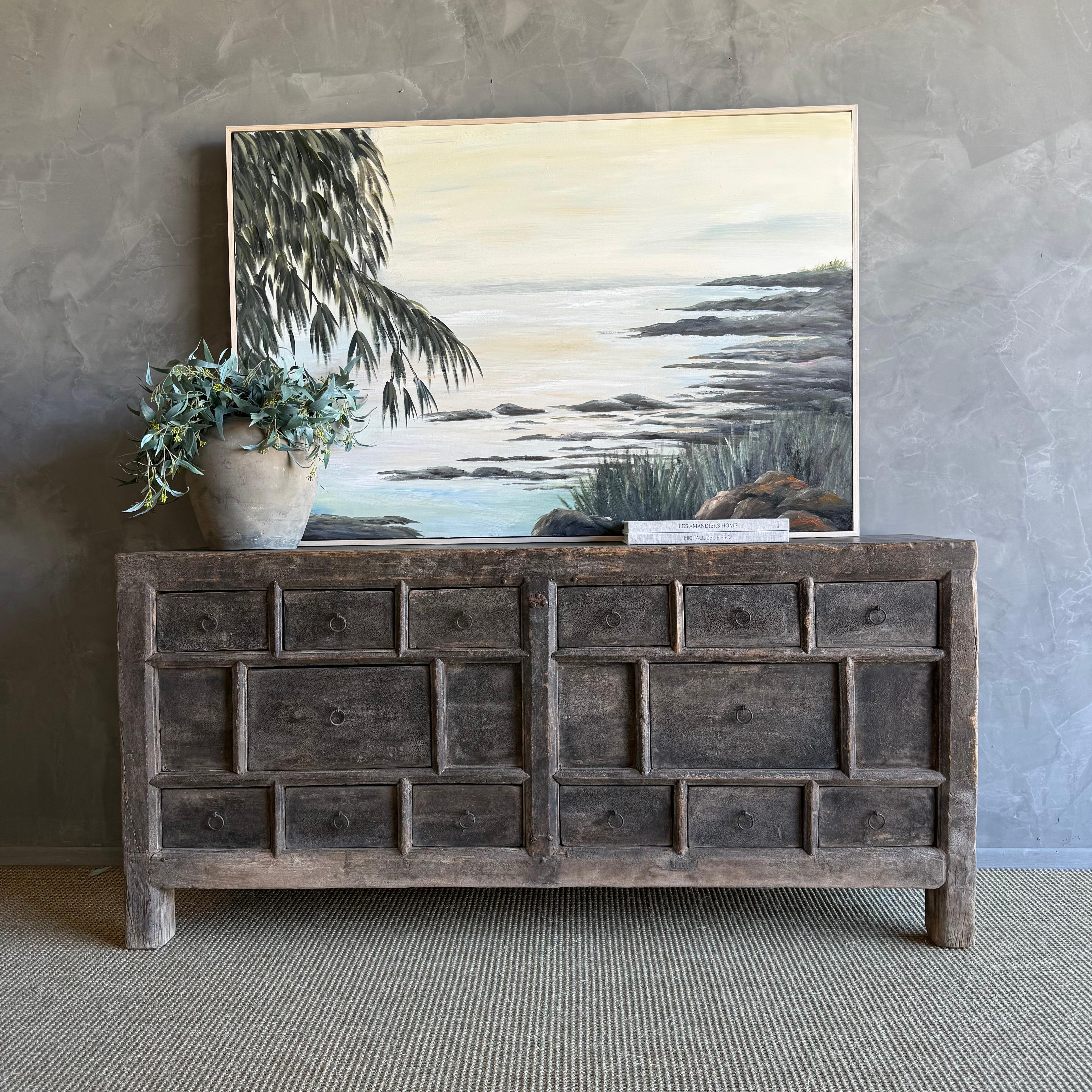 Questo affascinante mobile vintage in legno di olmo è un pezzo unico con un'età e una patina bellissime che aggiungono carattere a qualsiasi spazio. La finitura in legno di olmo verniciato a patina mette in risalto la bellezza naturale del legno,