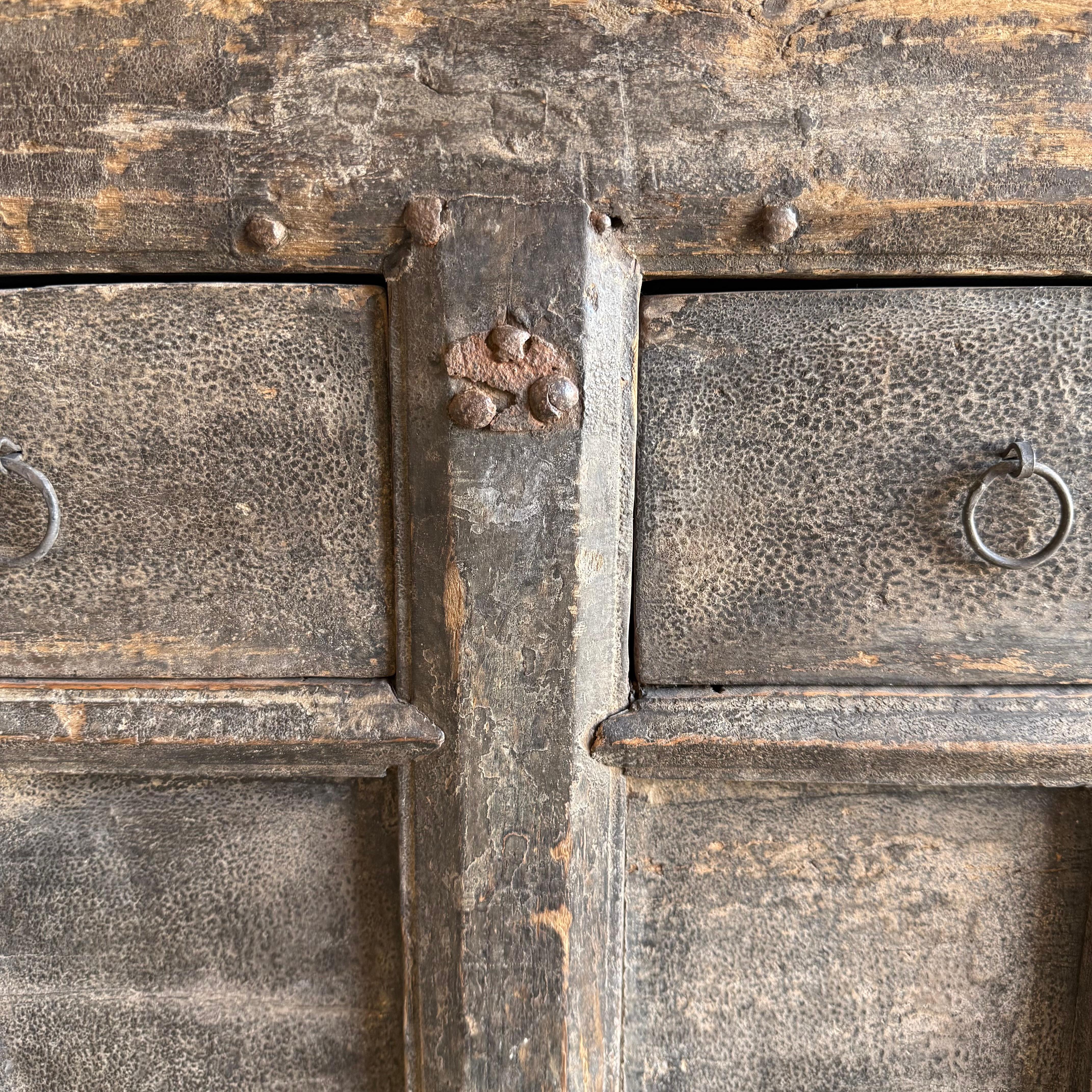 XX secolo Mobile in legno di olmo verniciato d'epoca con cassetti da 71