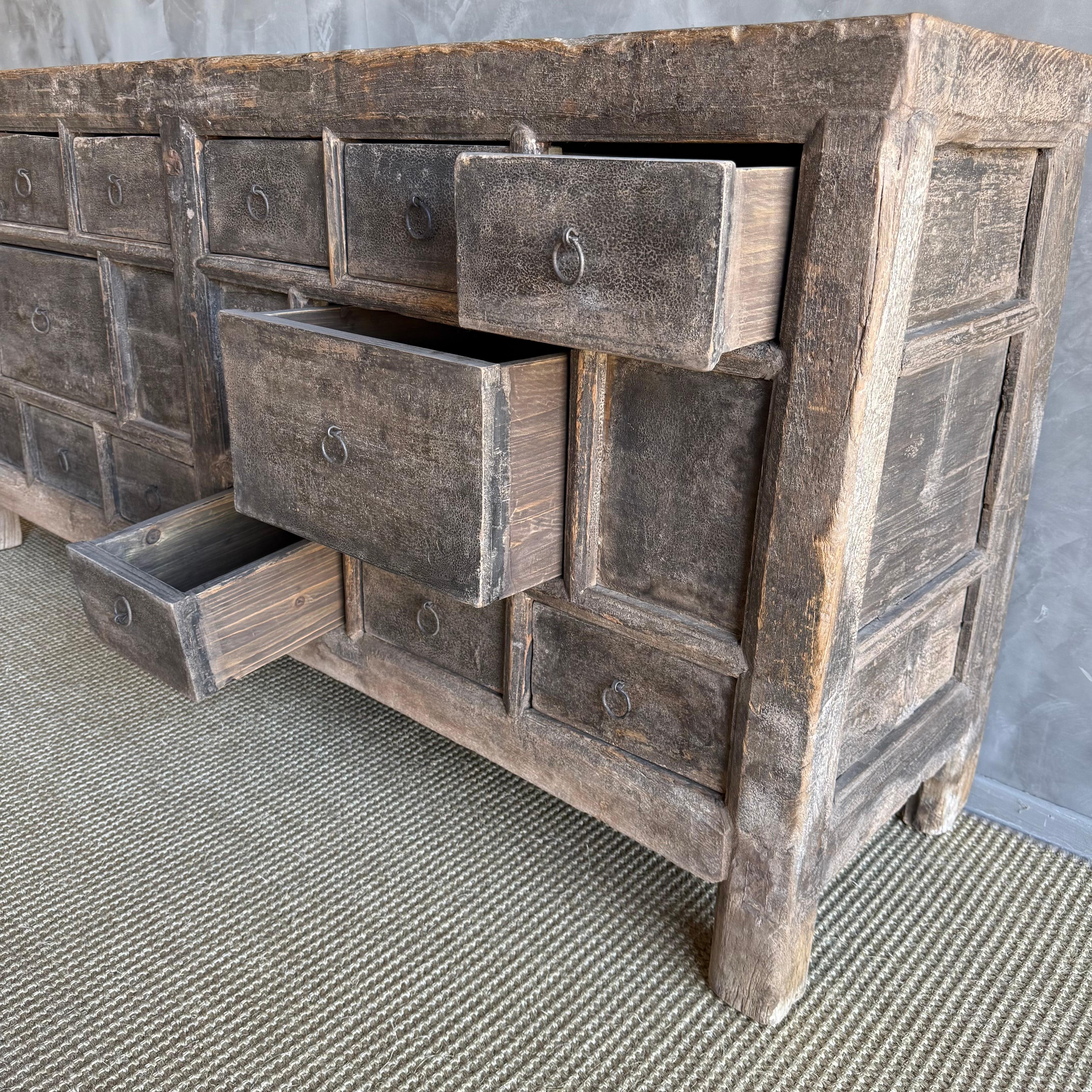 Mobile in legno di olmo verniciato d'epoca con cassetti da 71