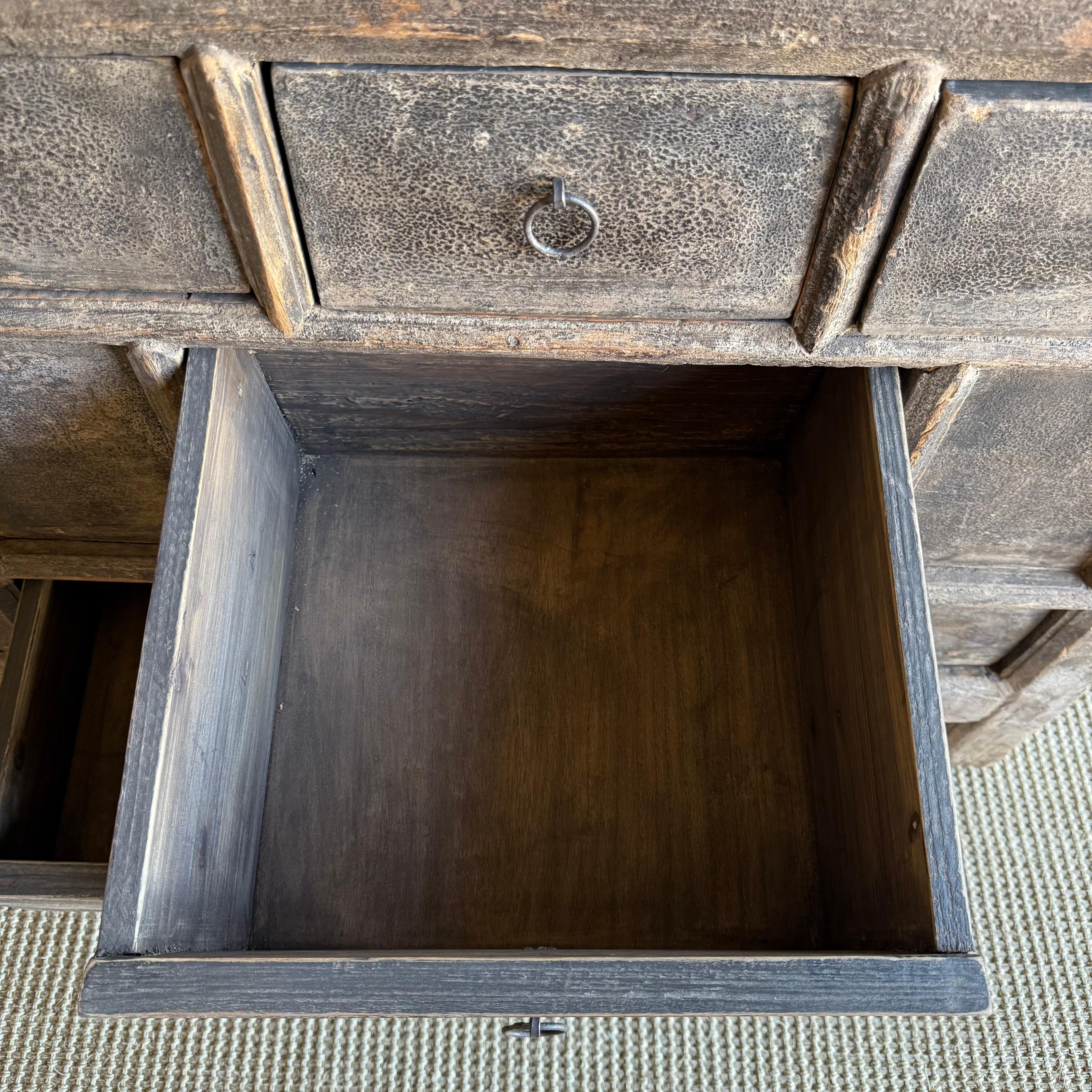 Mobile in legno di olmo verniciato d'epoca con cassetti da 71