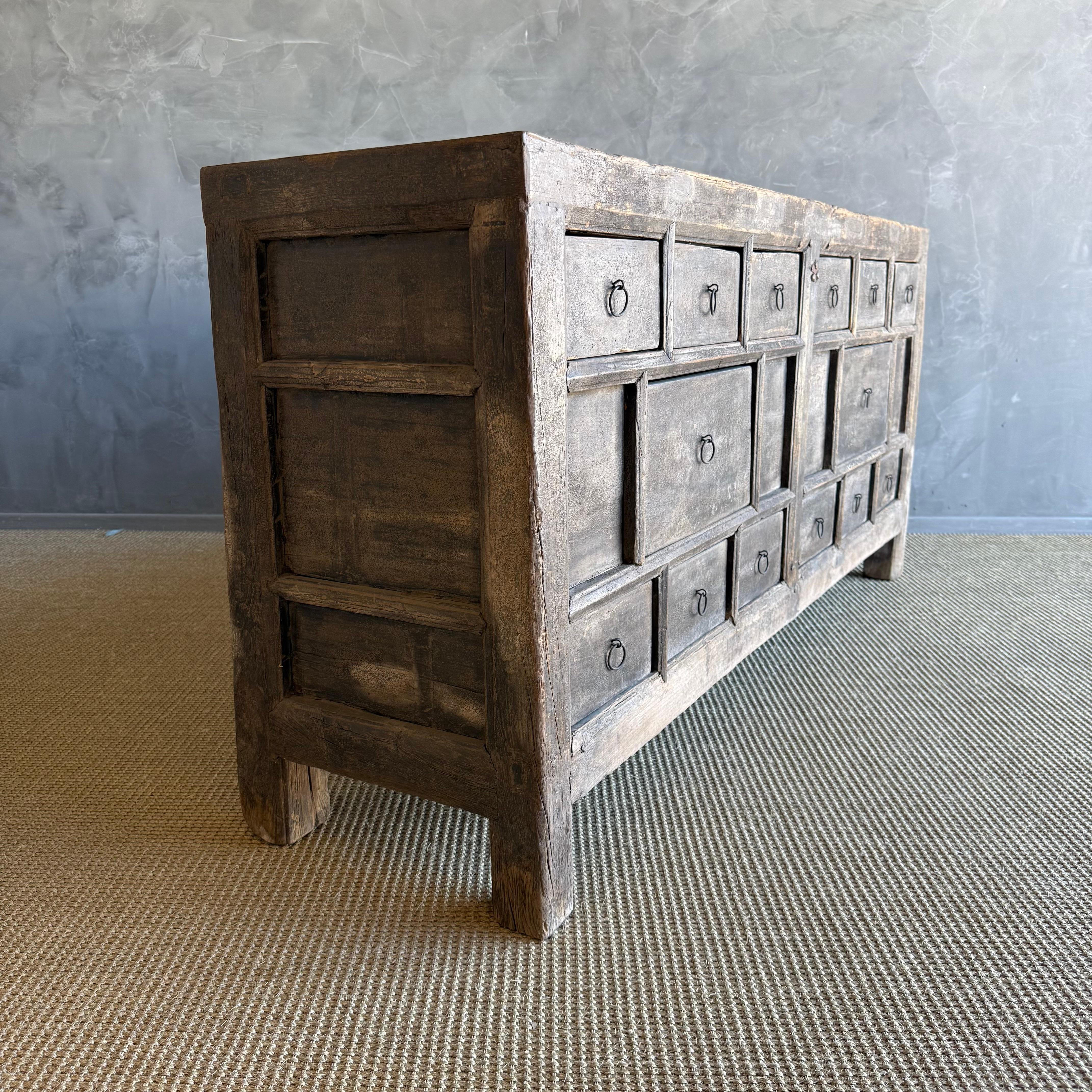 Mobile in legno di olmo verniciato d'epoca con cassetti da 71