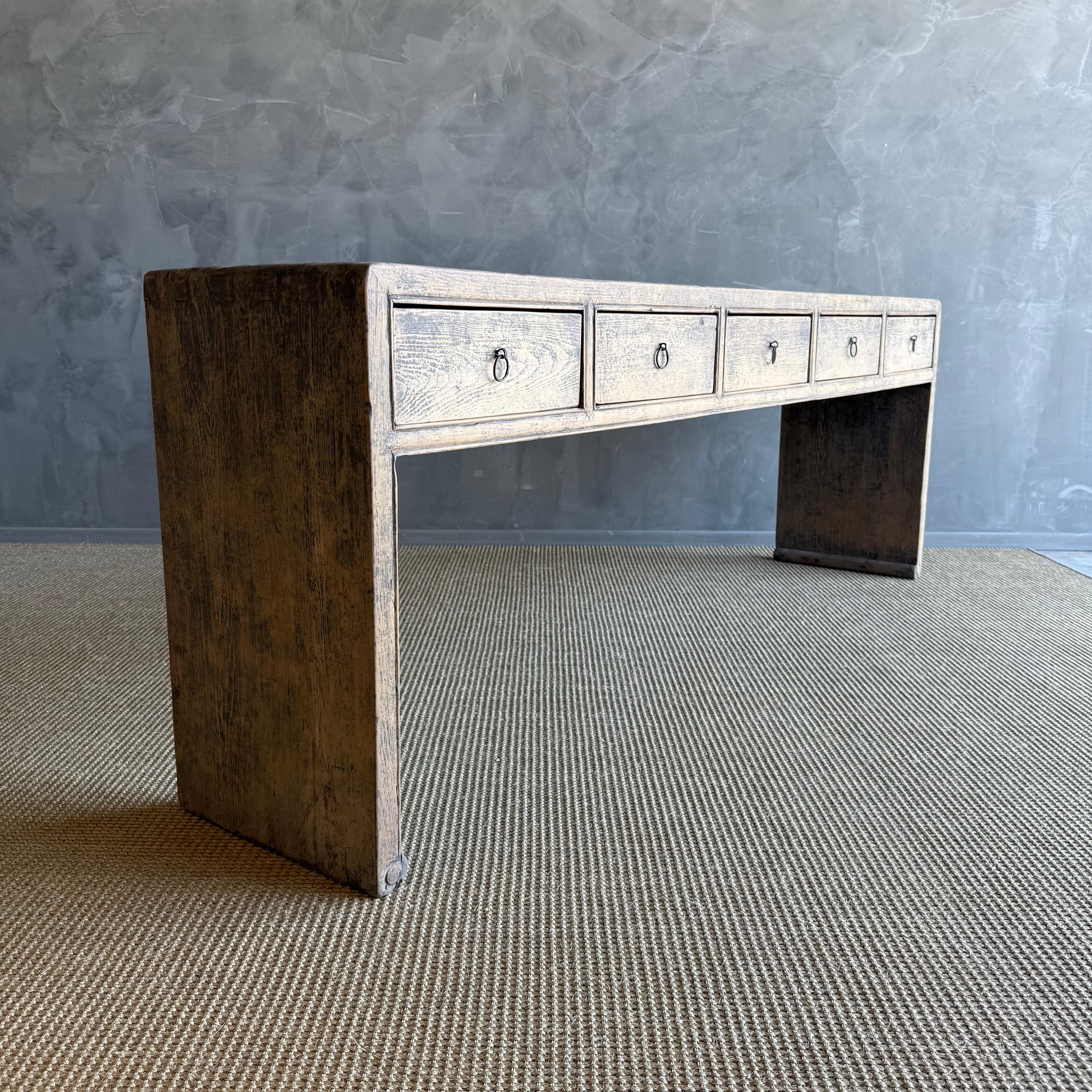 Tavolo consolle in legno d'olmo verniciato vintage con cassetti 84,5 in vendita 1