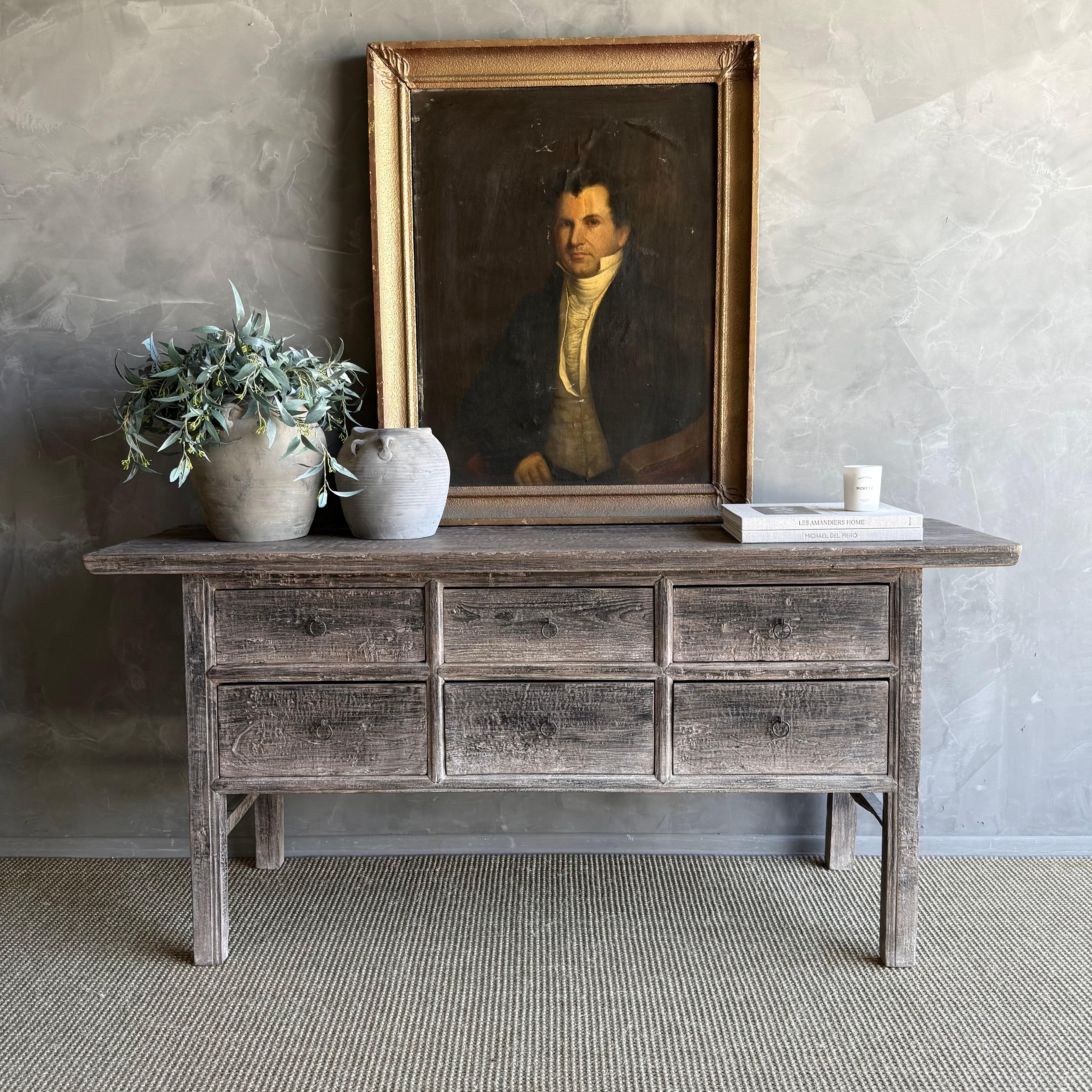 Questa affascinante consolle in legno di olmo vintage è un pezzo unico con un'età e una patina bellissime che aggiungono carattere a qualsiasi spazio. La finitura in legno di olmo verniciato a patina mette in risalto la bellezza naturale del legno,