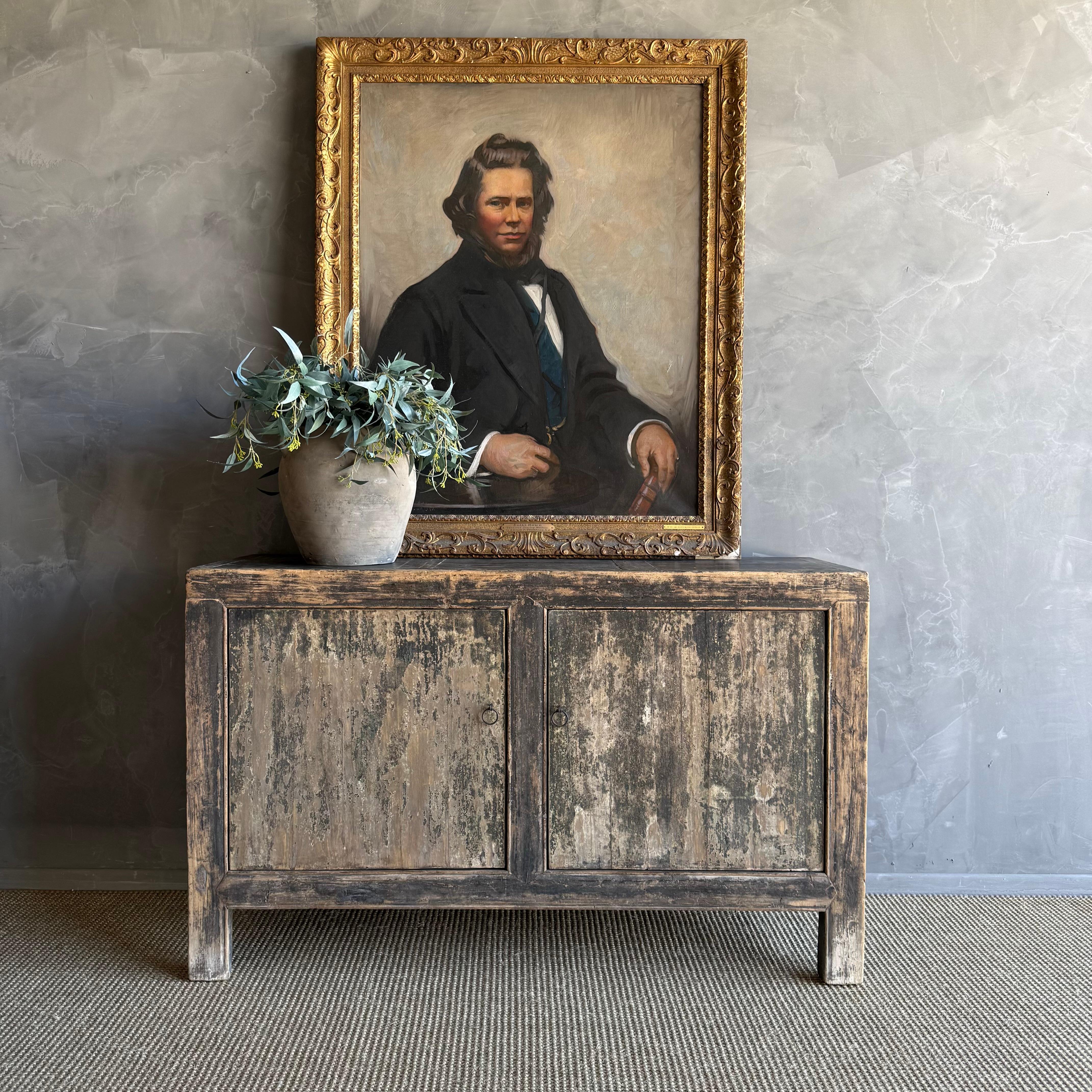 Cette charmante armoire vintage en orme est une pièce unique avec une belle patine d'âge qui ajoute du caractère à n'importe quel espace. Sa finition en orme peint patiné met en valeur la beauté naturelle du bois, tandis que la quincaillerie