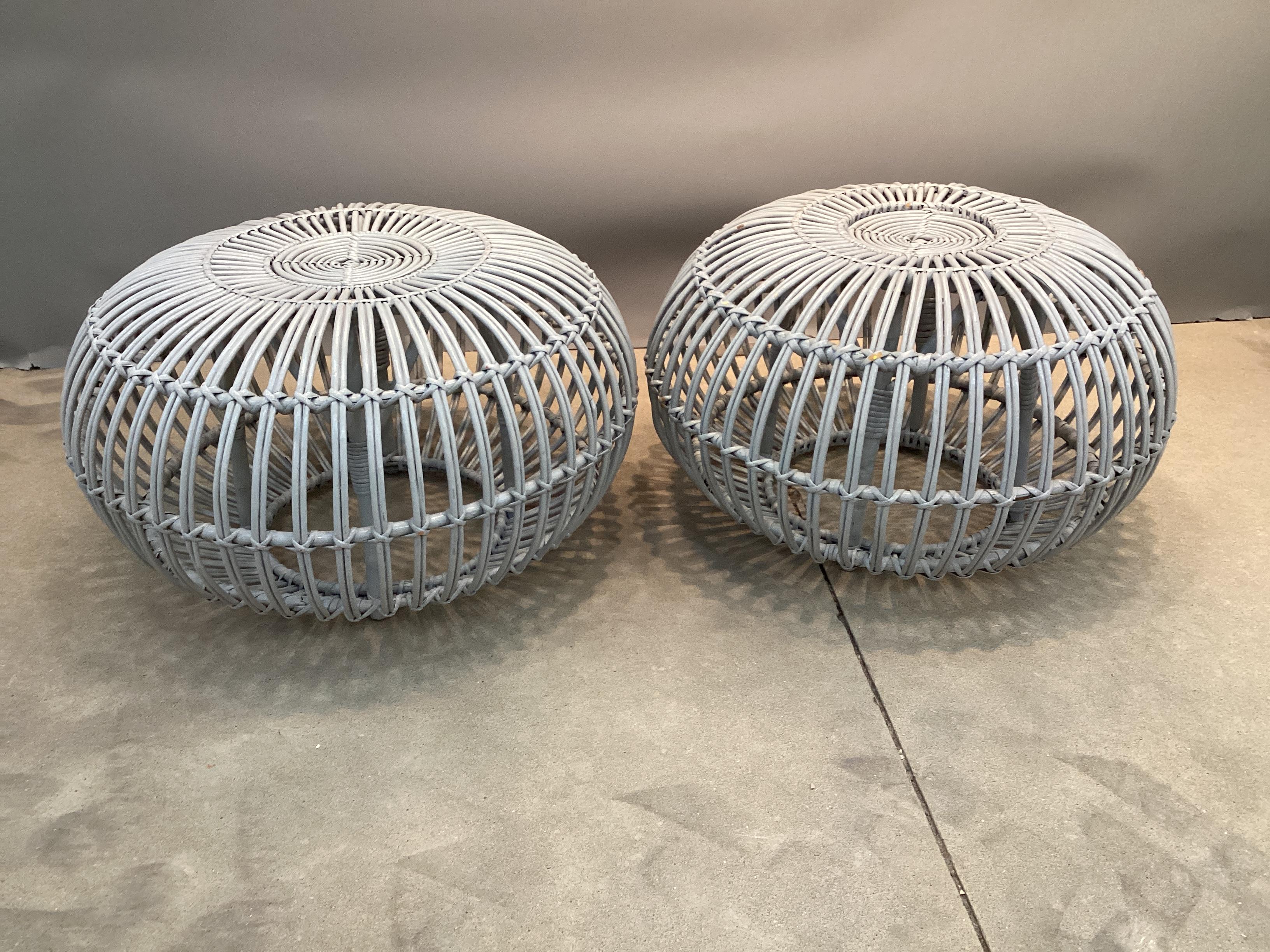 Puf otomano de ratán pintado de estilo vintage Franco Albini Reposapiés. Pintados en gris, estos reposapiés son muy prácticos y útiles en múltiples entornos y pueden utilizarse como asientos adicionales. En buen estado, con pequeñas pérdidas como se