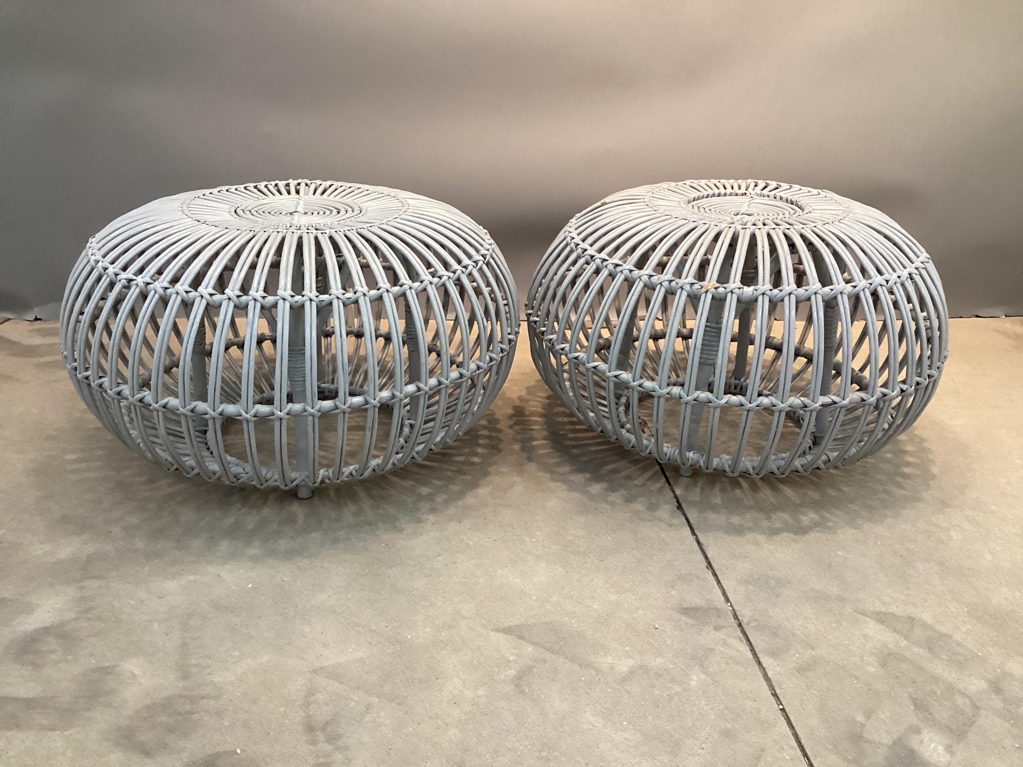 Puf otomano de ratán pintado estilo vintage Franco Albini Reposapiés Moderno de mediados de siglo en venta