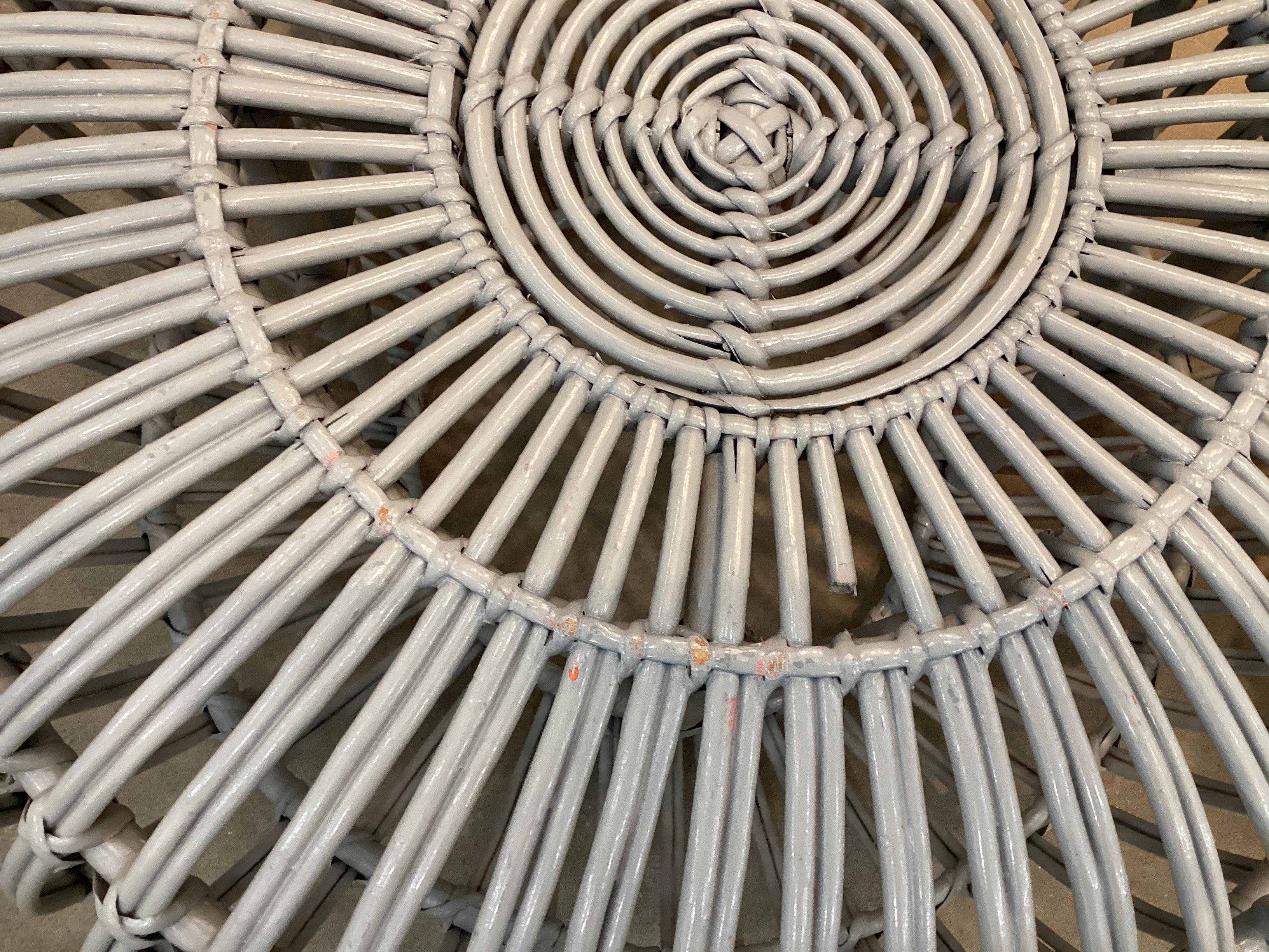 Puf otomano de ratán pintado estilo vintage Franco Albini Reposapiés siglo XX en venta