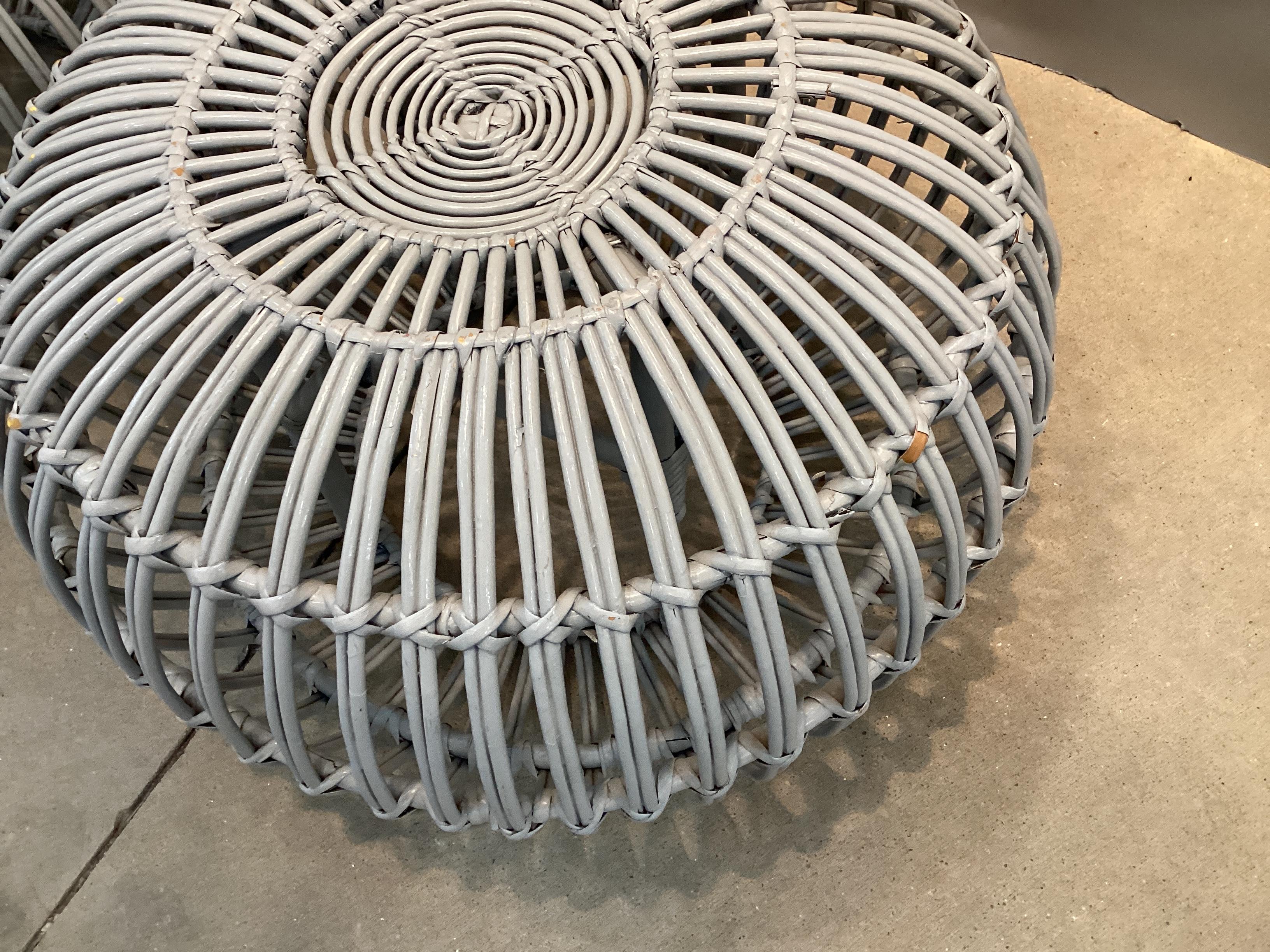 Puf otomano de ratán pintado estilo vintage Franco Albini Reposapiés en venta 2
