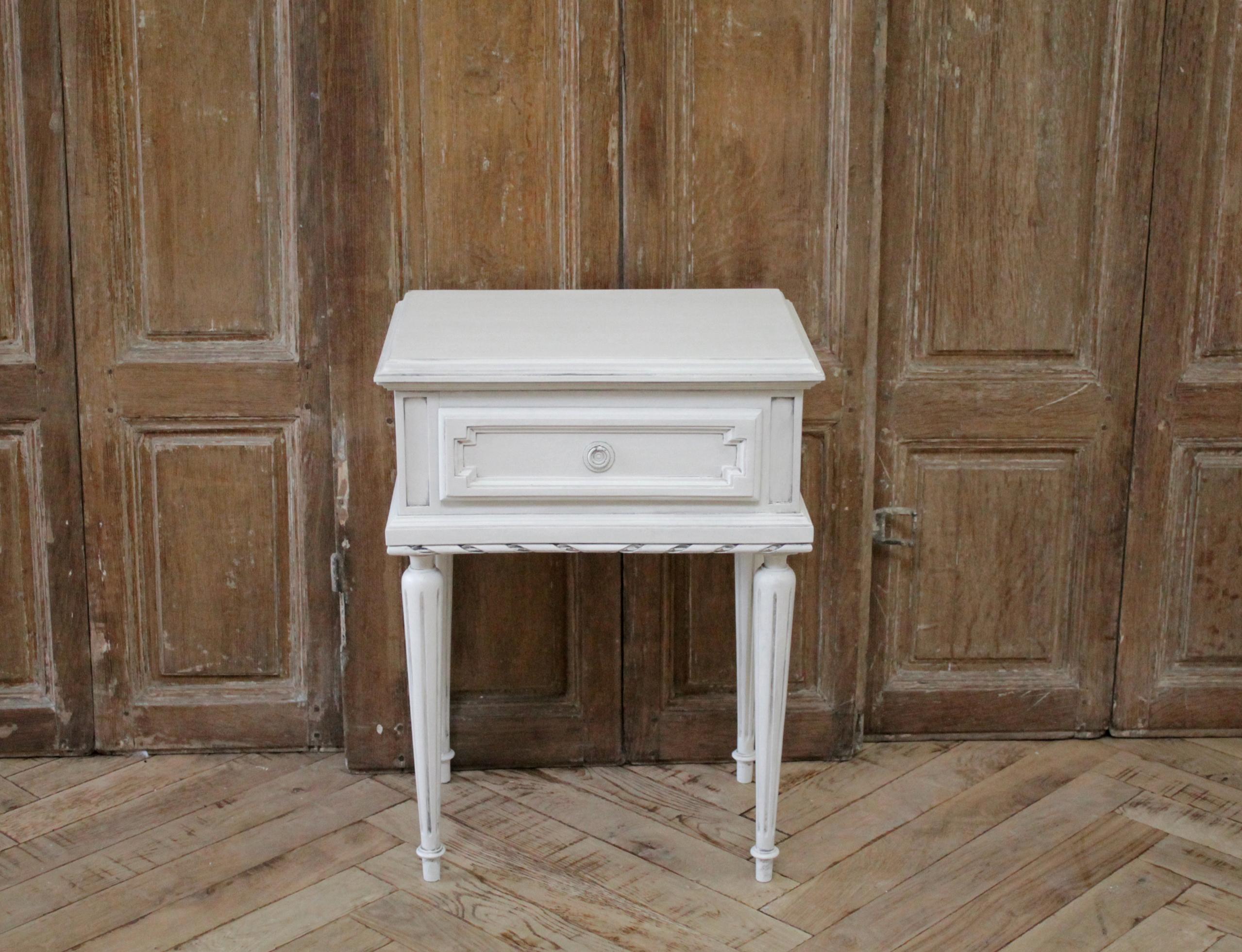 Vintage painted French style side table
Painted in a soft white, with subtle distressed edges, and finished with an antique patina.
Single working drawer.
Measures: 12