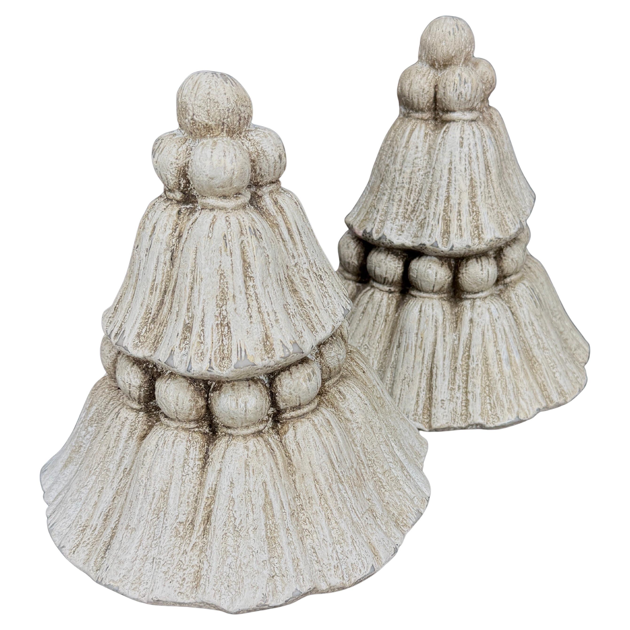 Coppia di reggilibri scultura con nappe dipinti d'epoca in Francia in vendita