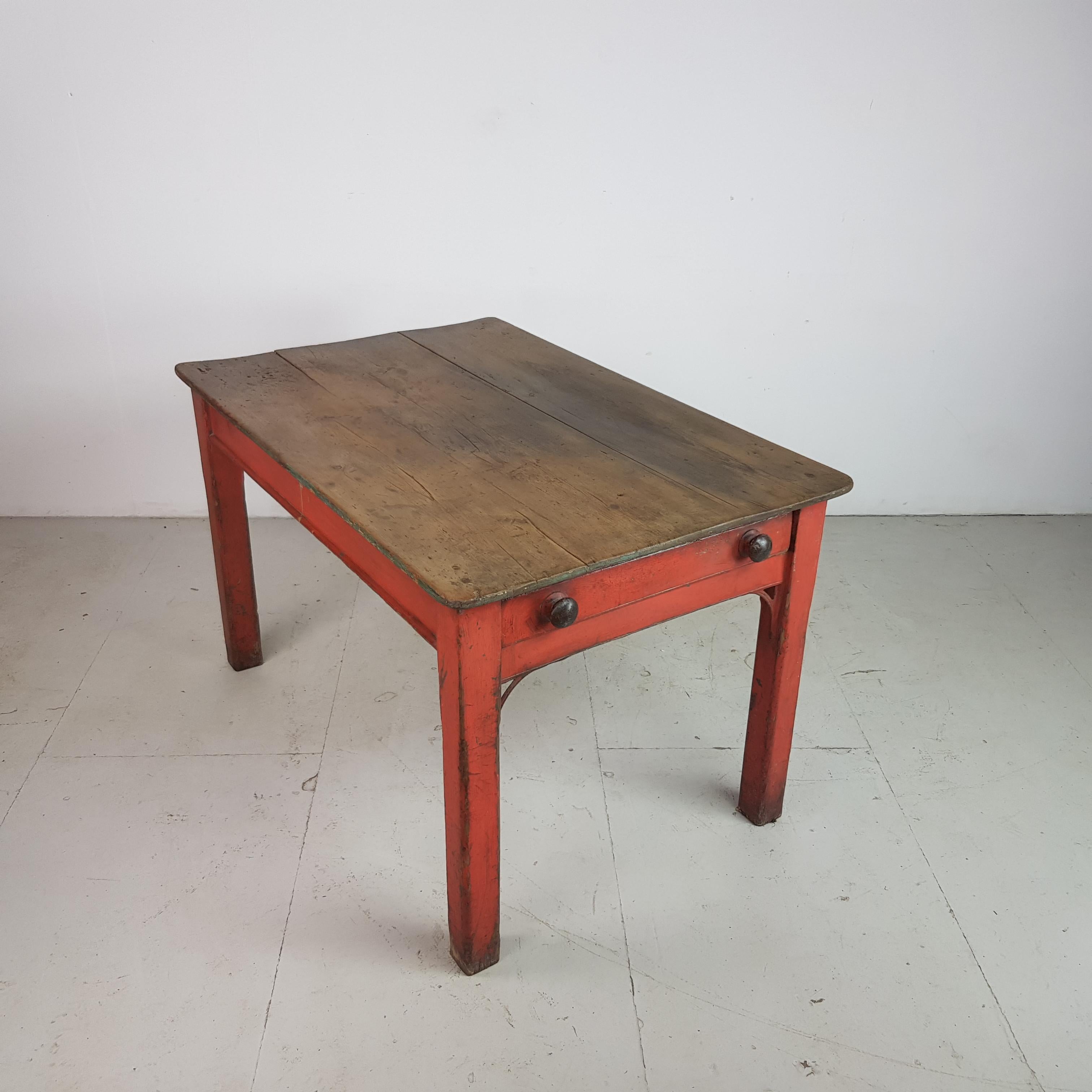 Gorgeous pine prep / kitchen table from the first part of the last century in its original naturally distressed painted finish giving it a lovely rustic look. With 1 drawer including original handles.

In good vintage condition, signs of wear and