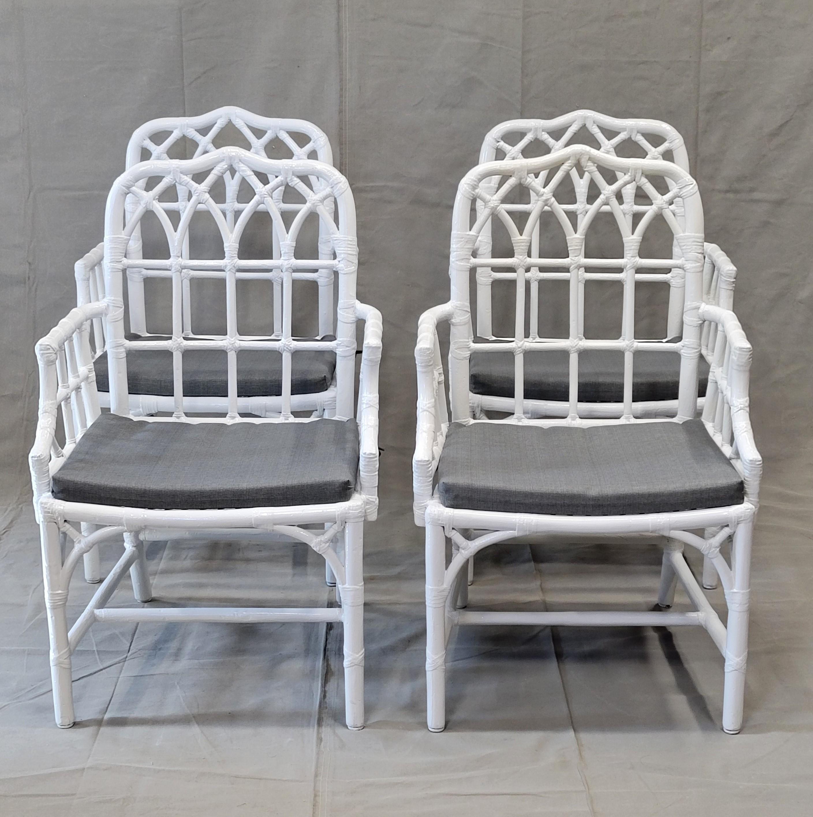Precioso conjunto de cuatro sillones McGuire vintage de los años sesenta o setenta pintados de bambú y cuero crudo. Se pintaron hace muchos años, por lo que la superficie es algo irregular, pero encantadora, en un estilo shabby chic. Se han añadido