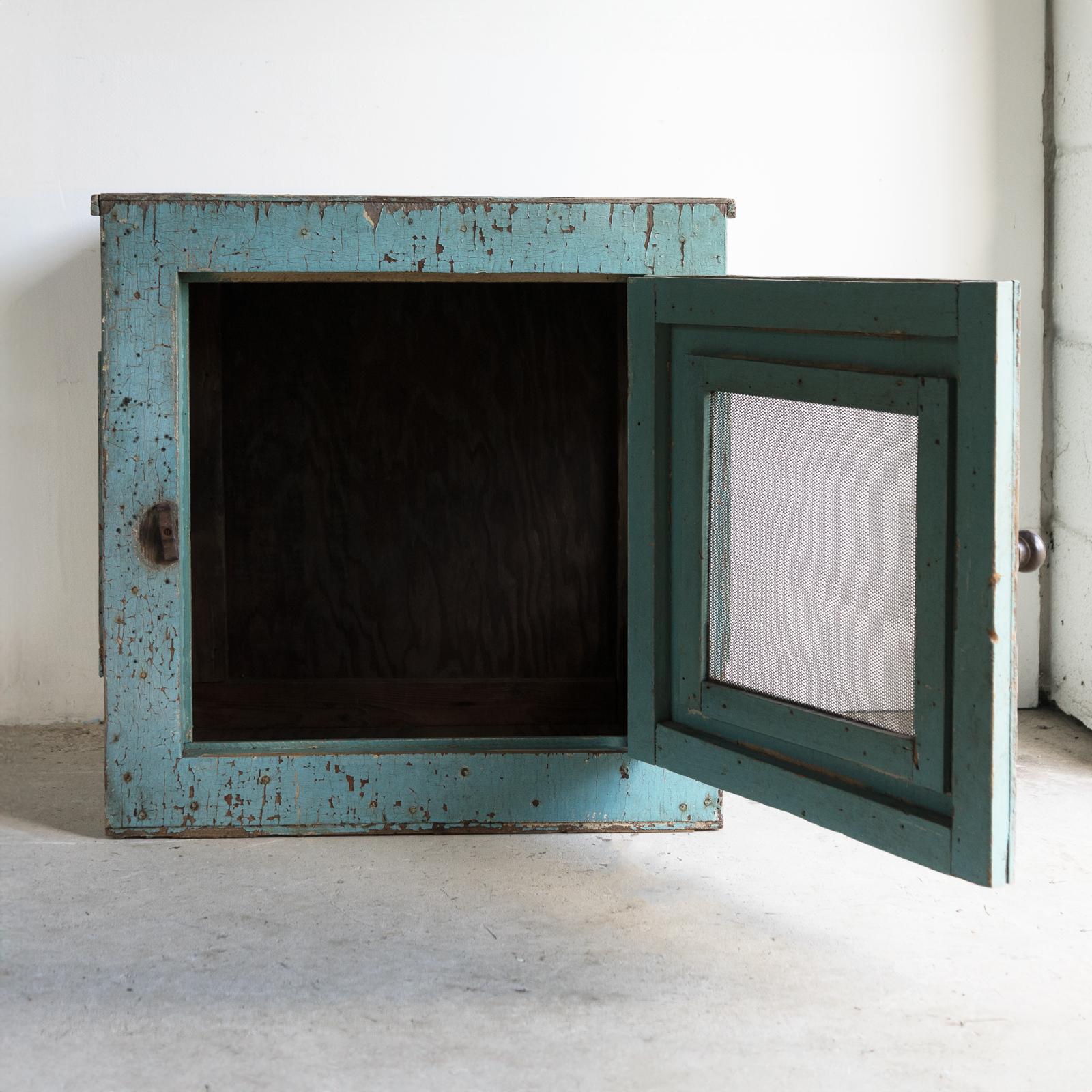 Armoire à coffre à viande peinte vintage - Armoire de cuisine fermière, intérêt pour la Seconde Guerre mondiale en vente 2