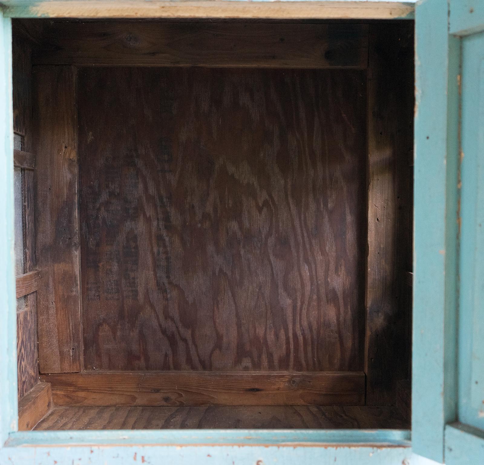 Armoire à coffre à viande peinte vintage - Armoire de cuisine fermière, intérêt pour la Seconde Guerre mondiale en vente 3