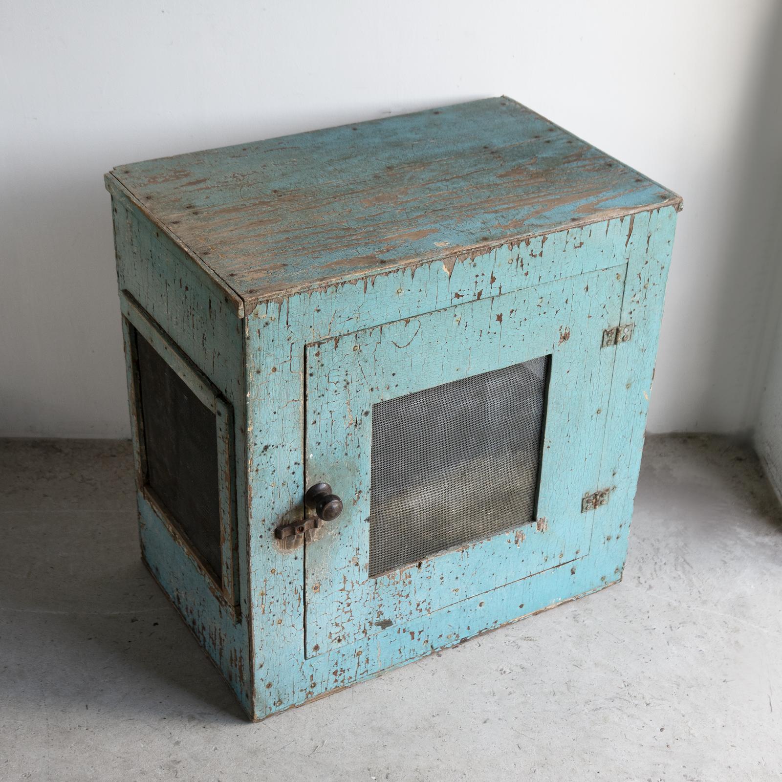 Armoire à coffre à viande peinte vintage - Armoire de cuisine fermière, intérêt pour la Seconde Guerre mondiale en vente 4