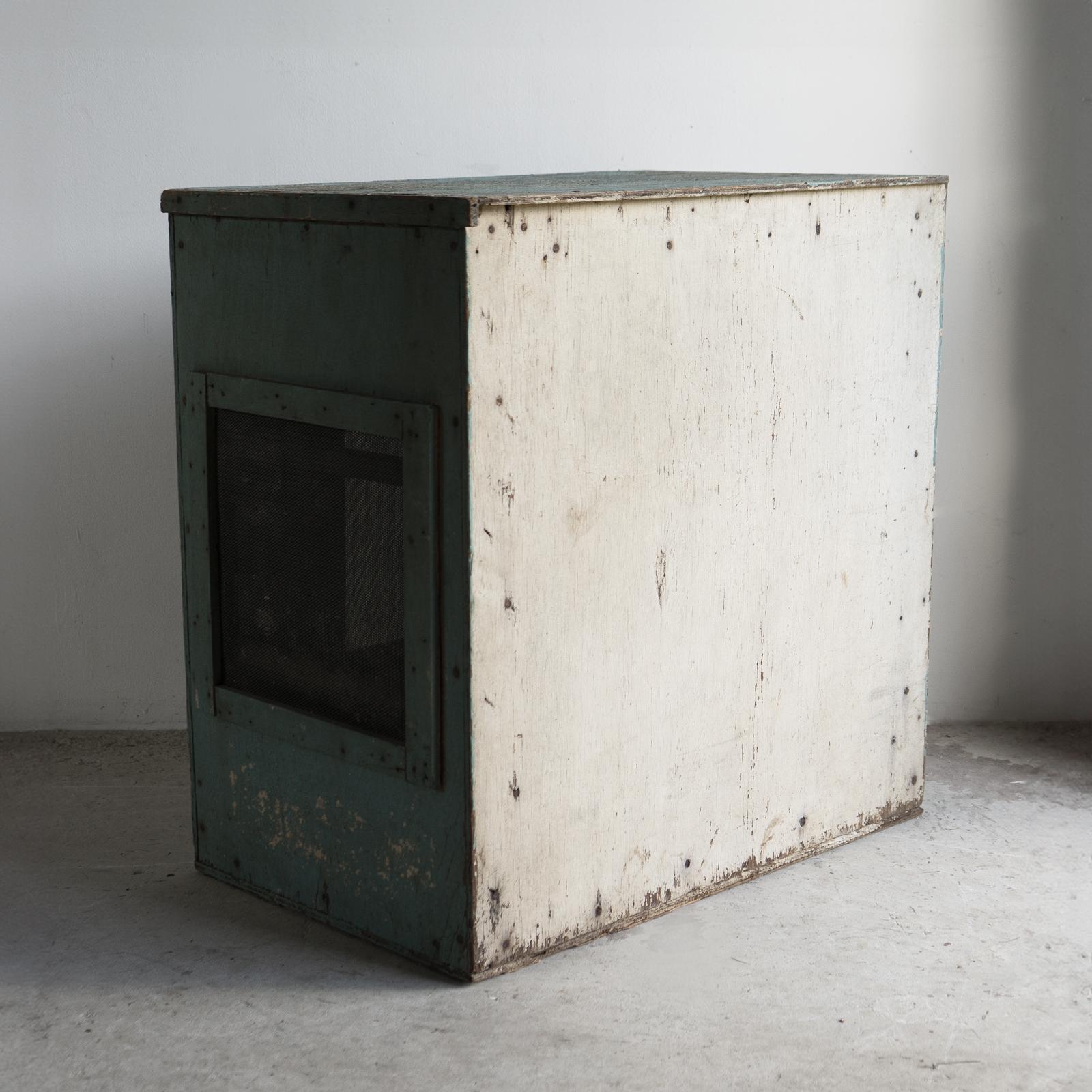 Armoire à coffre à viande peinte vintage - Armoire de cuisine fermière, intérêt pour la Seconde Guerre mondiale en vente 6