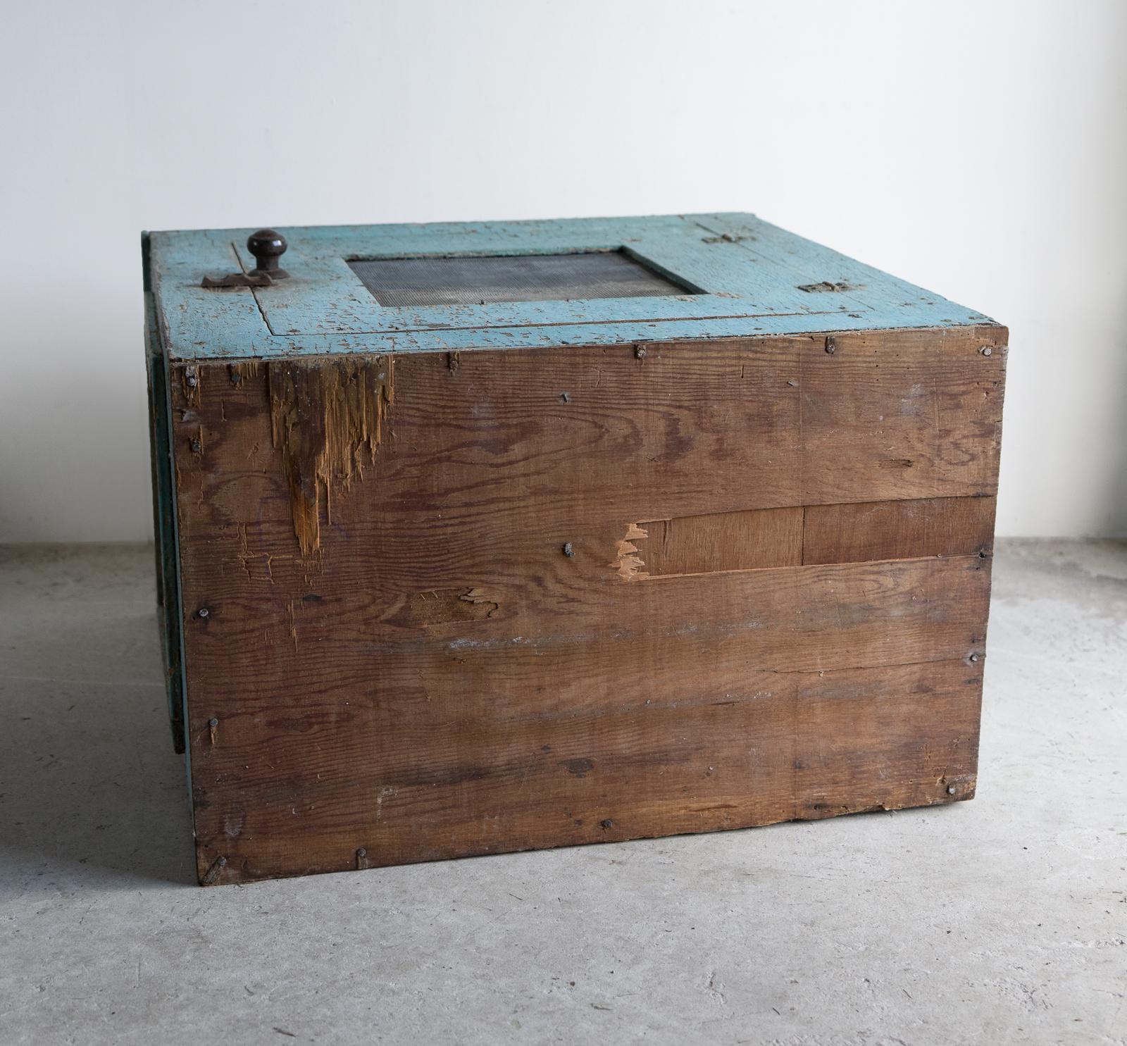 Armoire à coffre à viande peinte vintage - Armoire de cuisine fermière, intérêt pour la Seconde Guerre mondiale en vente 7