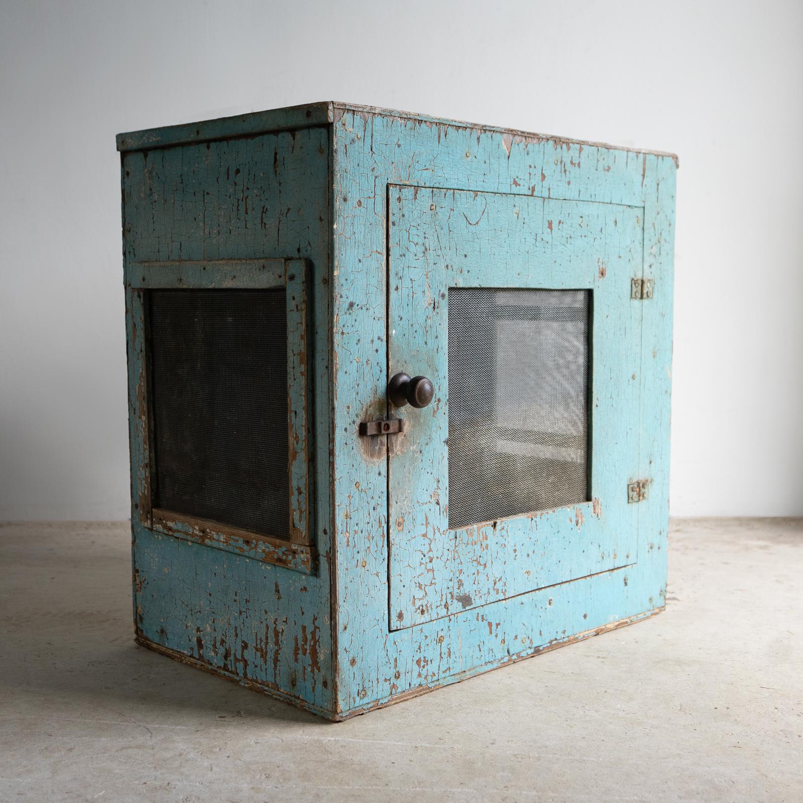 Rustique Armoire à coffre à viande peinte vintage - Armoire de cuisine fermière, intérêt pour la Seconde Guerre mondiale en vente