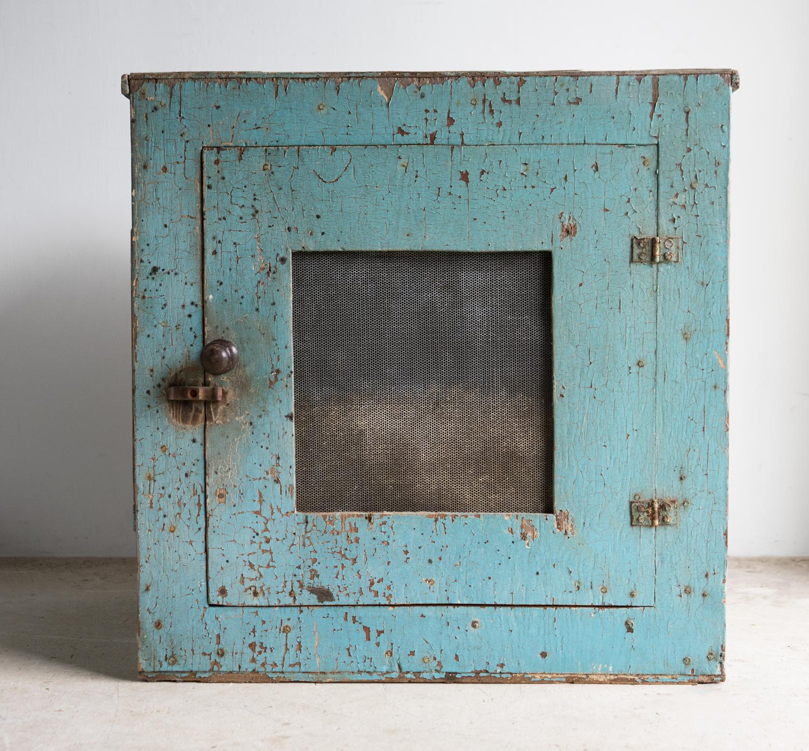 Britannique Armoire à coffre à viande peinte vintage - Armoire de cuisine fermière, intérêt pour la Seconde Guerre mondiale en vente