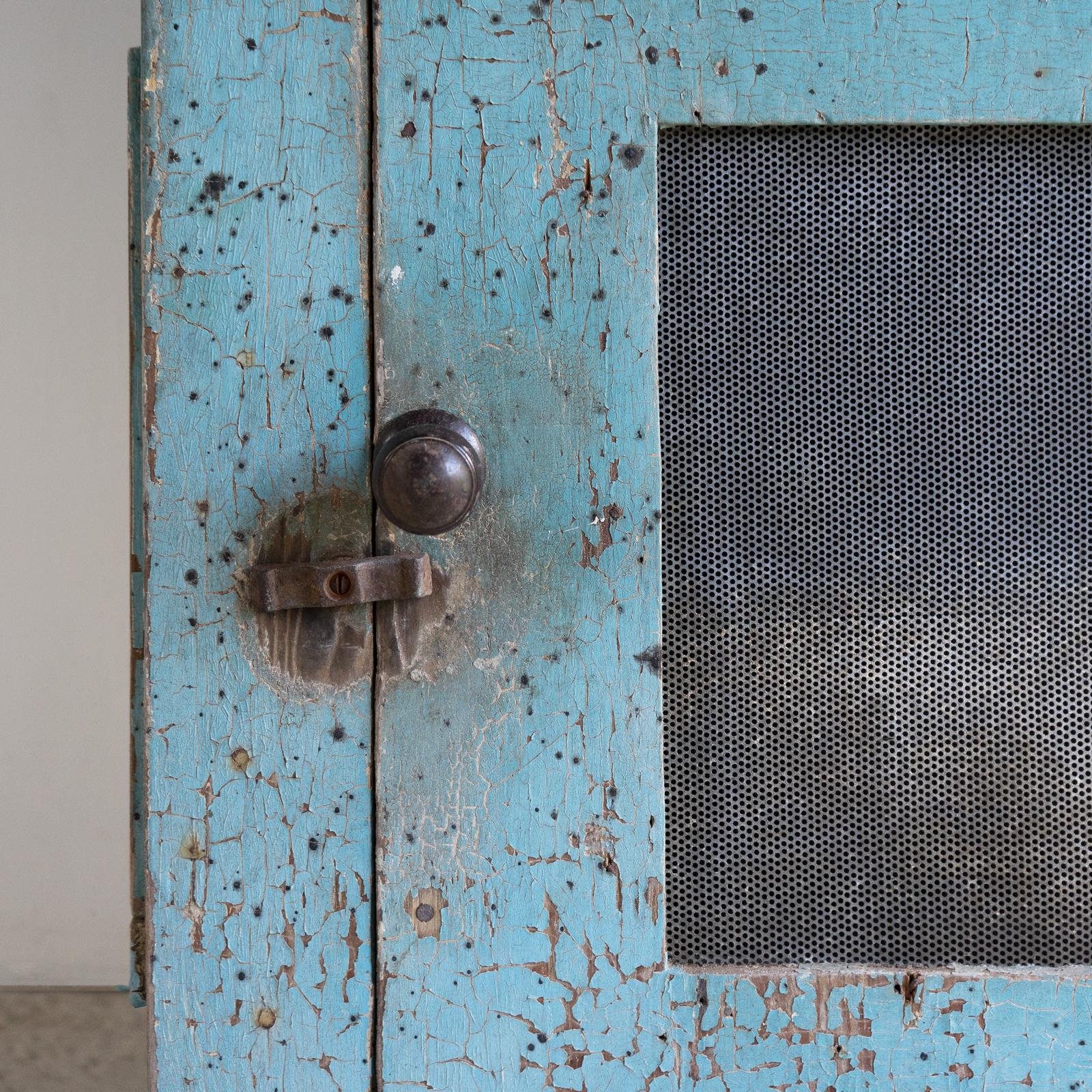 Armoire à coffre à viande peinte vintage - Armoire de cuisine fermière, intérêt pour la Seconde Guerre mondiale Bon état - En vente à Bristol, GB