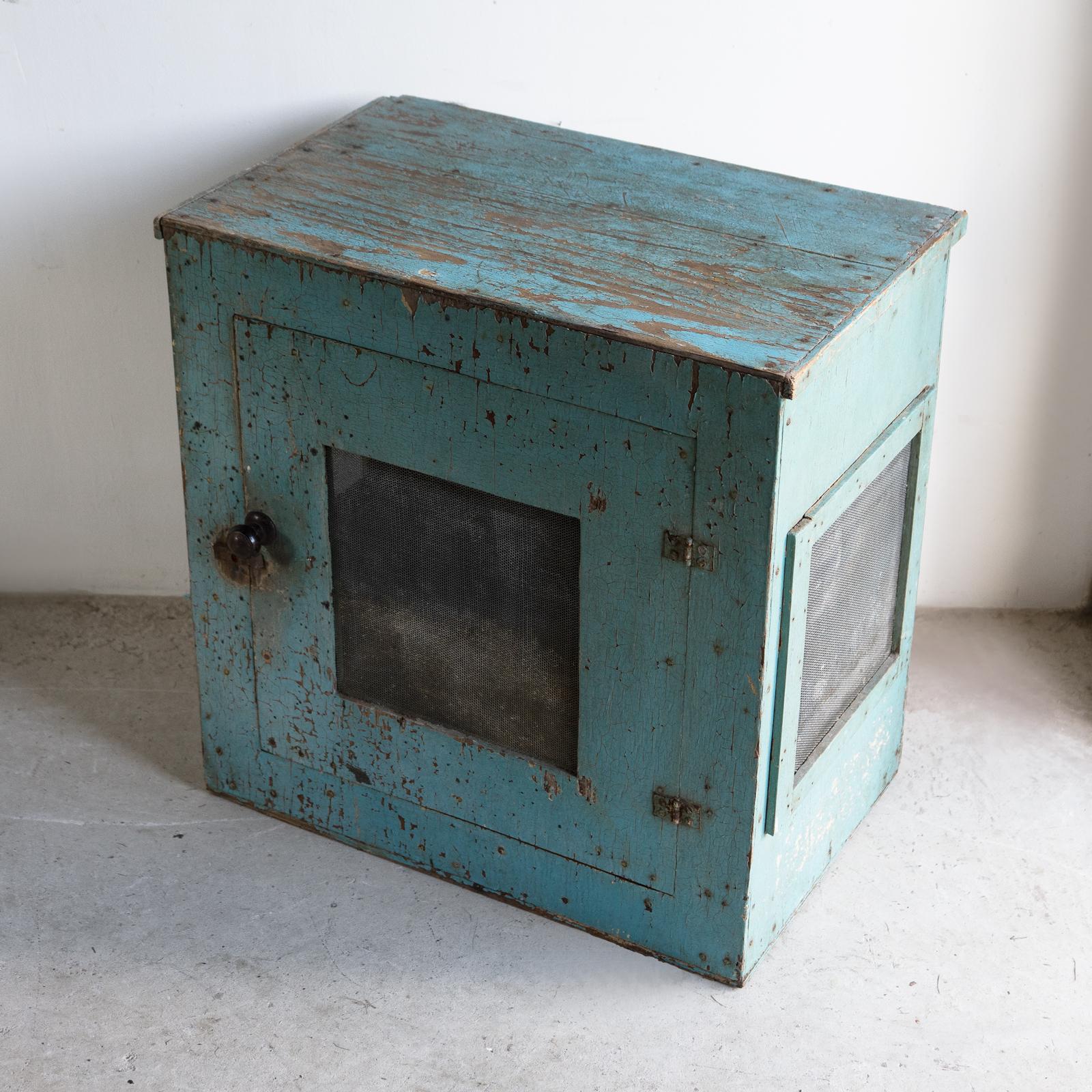 Milieu du XXe siècle Armoire à coffre à viande peinte vintage - Armoire de cuisine fermière, intérêt pour la Seconde Guerre mondiale en vente