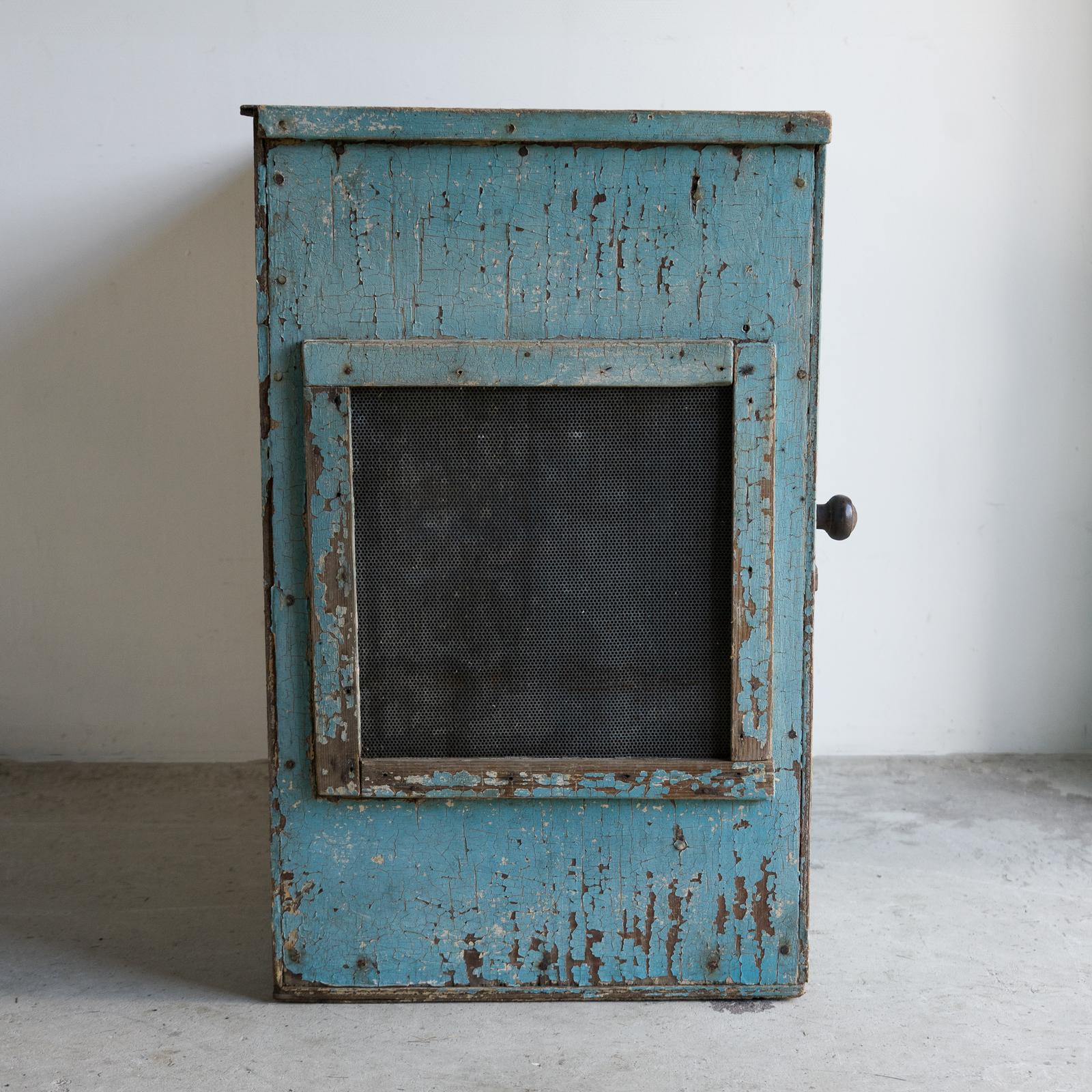 Armoire à coffre à viande peinte vintage - Armoire de cuisine fermière, intérêt pour la Seconde Guerre mondiale en vente 1