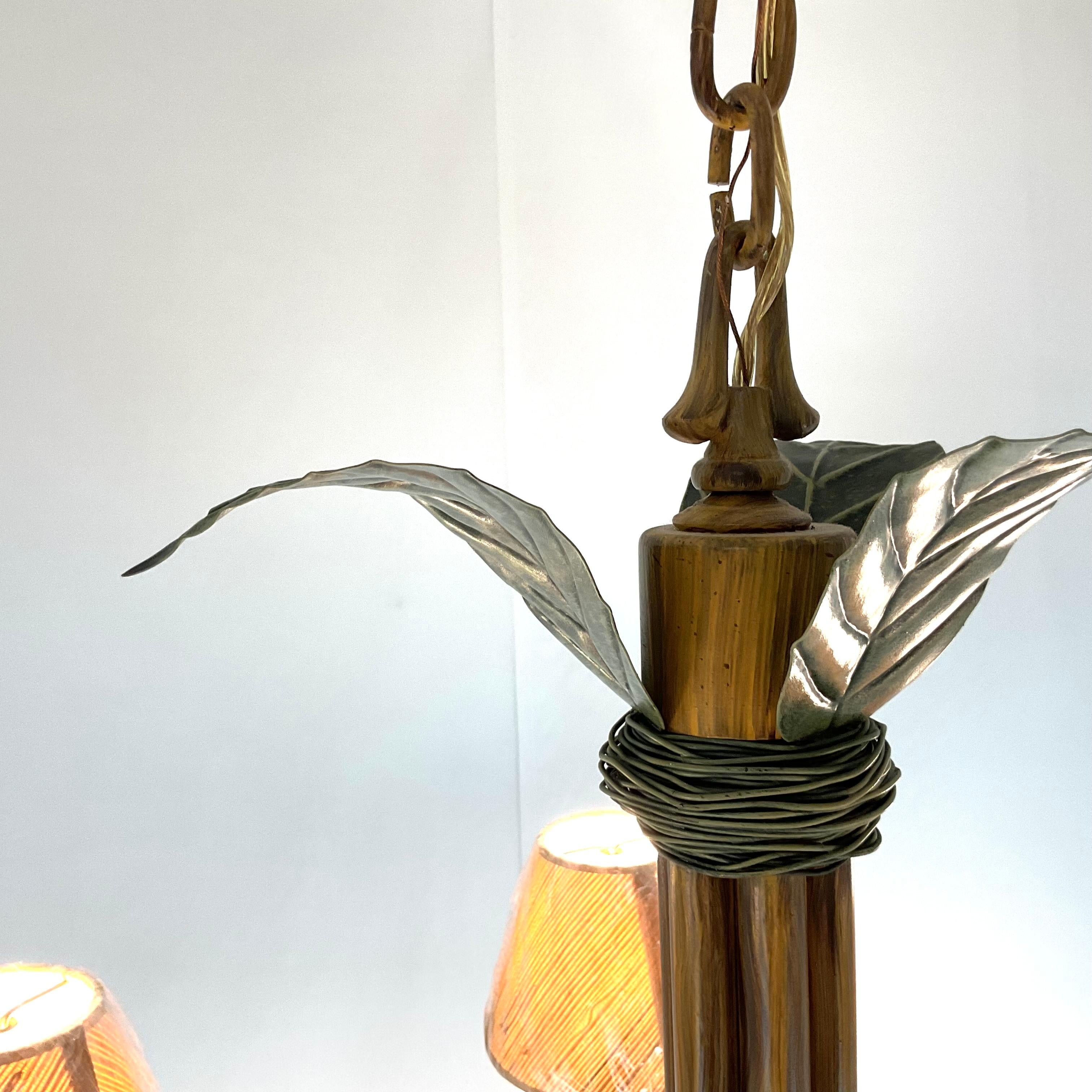 Americano Lampadario a forma di palma in metallo verniciato vintage con paralumi in vendita