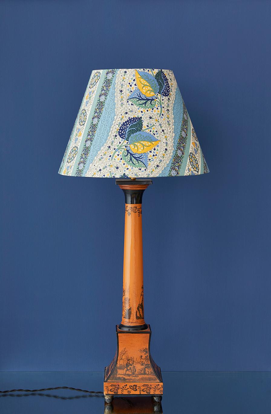 France, late 19th century

Table lamp in painted metal with customized shade.

H 73 x Ø 34 cm.