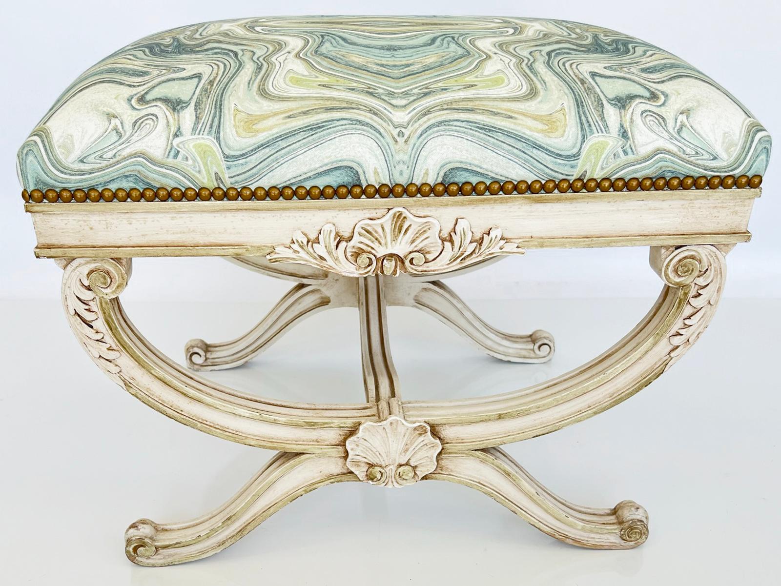 Bemalte Curule Bench im neoklassischen Stil, Vintage (Gemalt) im Angebot