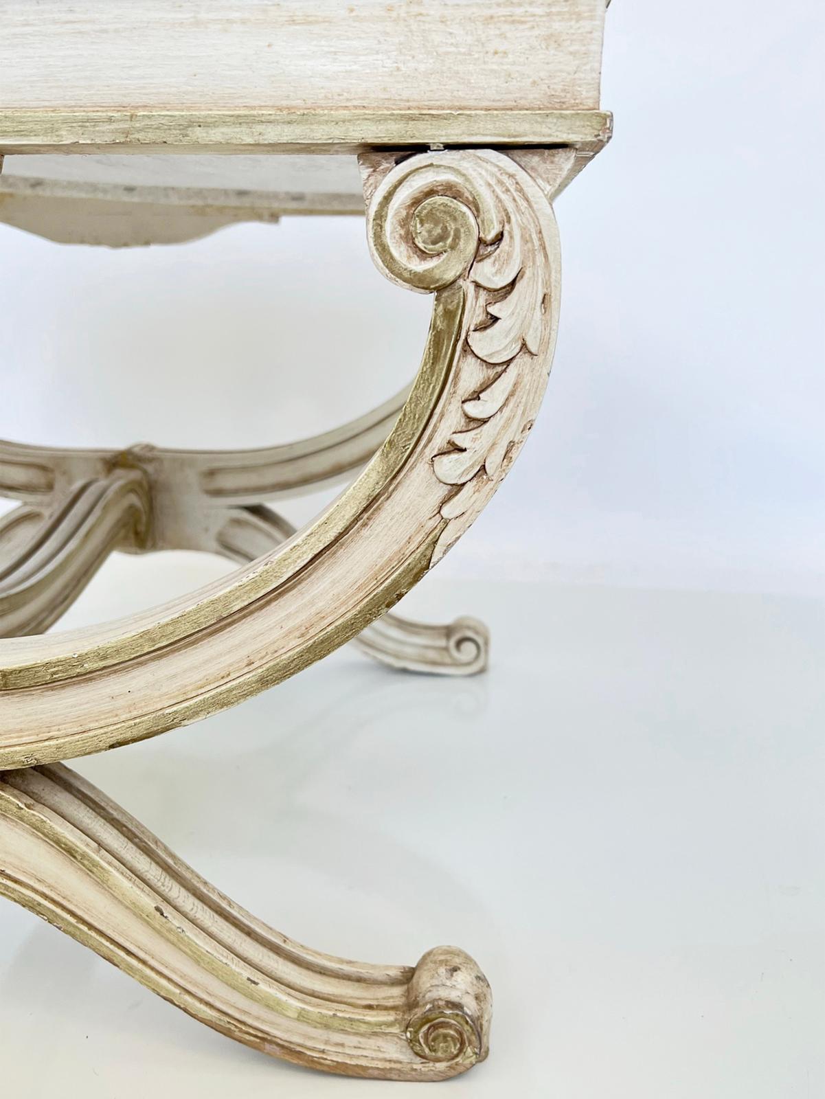 Bemalte Curule Bench im neoklassischen Stil, Vintage (Holz) im Angebot