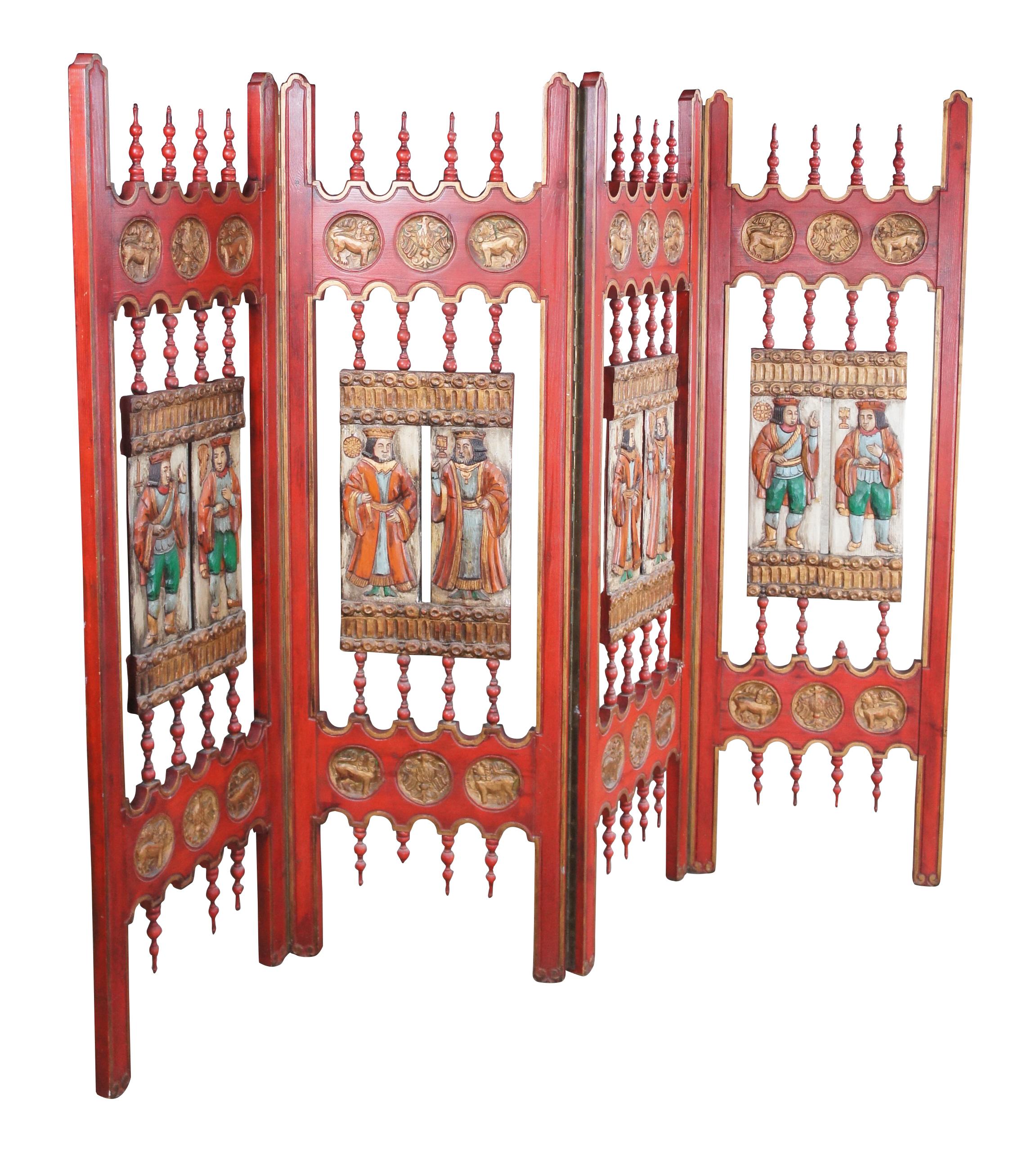 Vintage gothic / mittelalterliche vier Panel Raumteiler Bildschirm.  Aus rot lackierter Eiche mit netzartig gedrechseltem Spindeldesign und figurativen Königs- und Adelsplaketten in der Mitte, flankiert von goldenen Adler- und