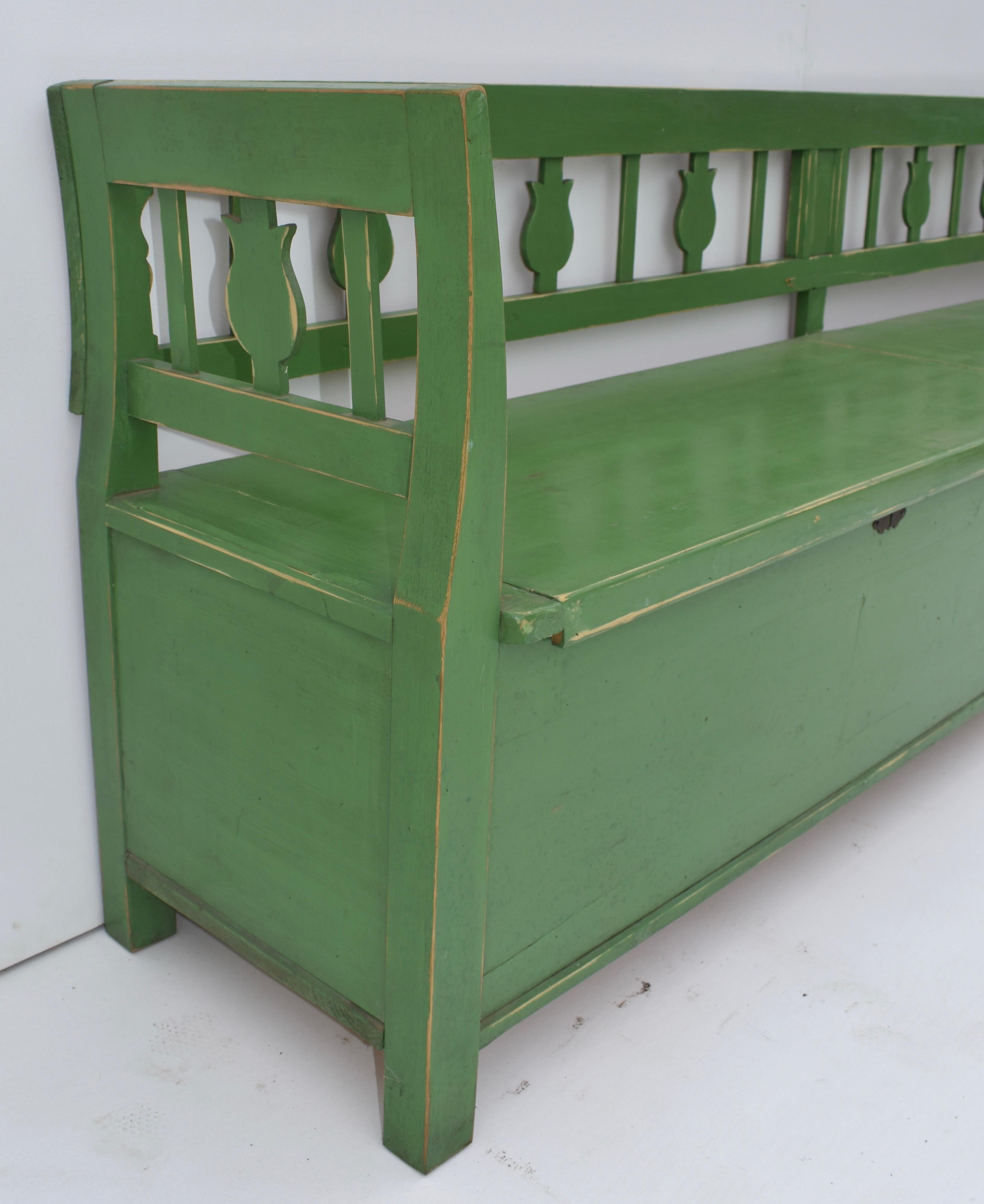 Vintage Painted Pine and Oak Storage Bench or Settle In Good Condition In Baltimore, MD