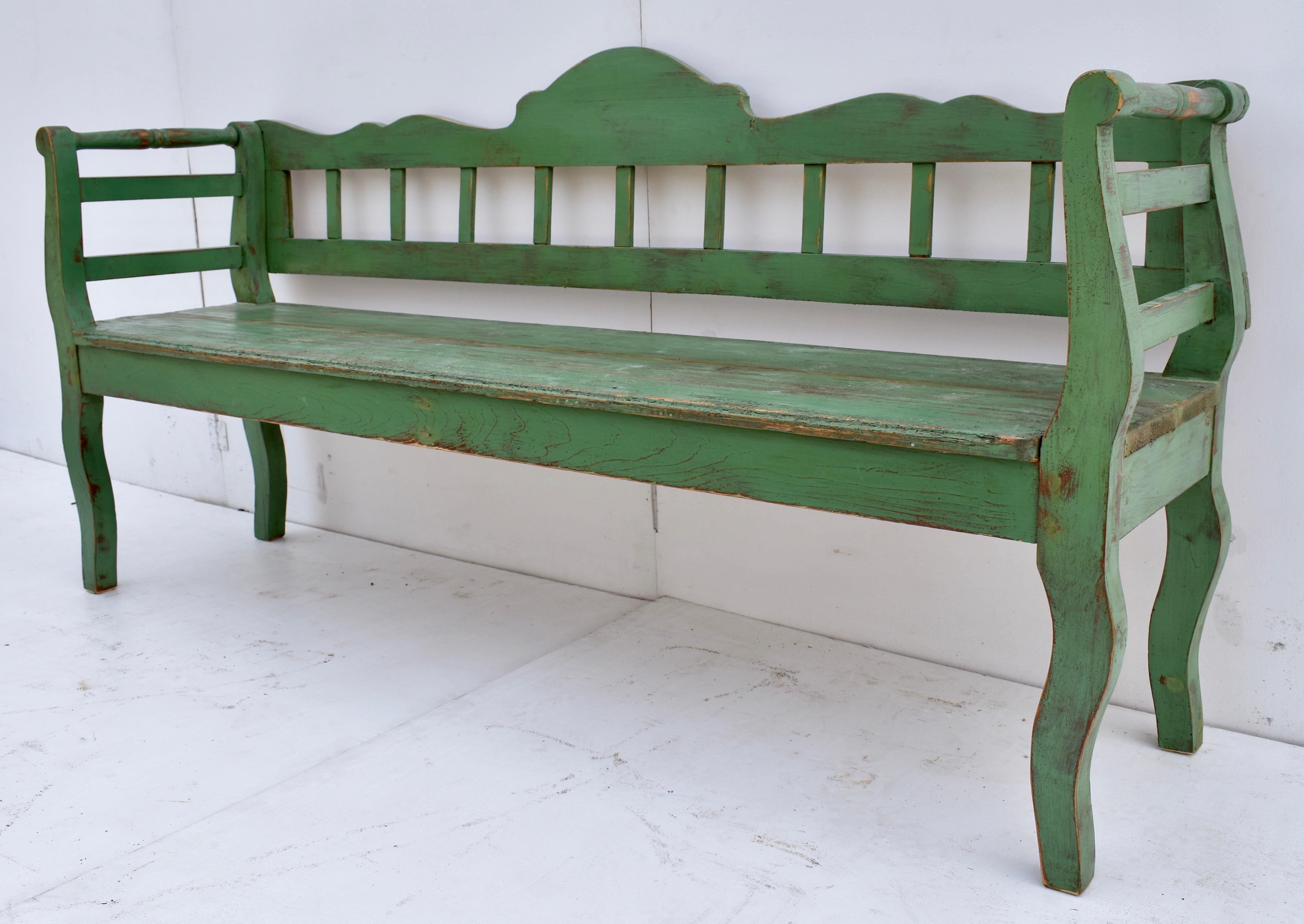 Vintage Painted Pine Bench or Settle In Good Condition In Baltimore, MD