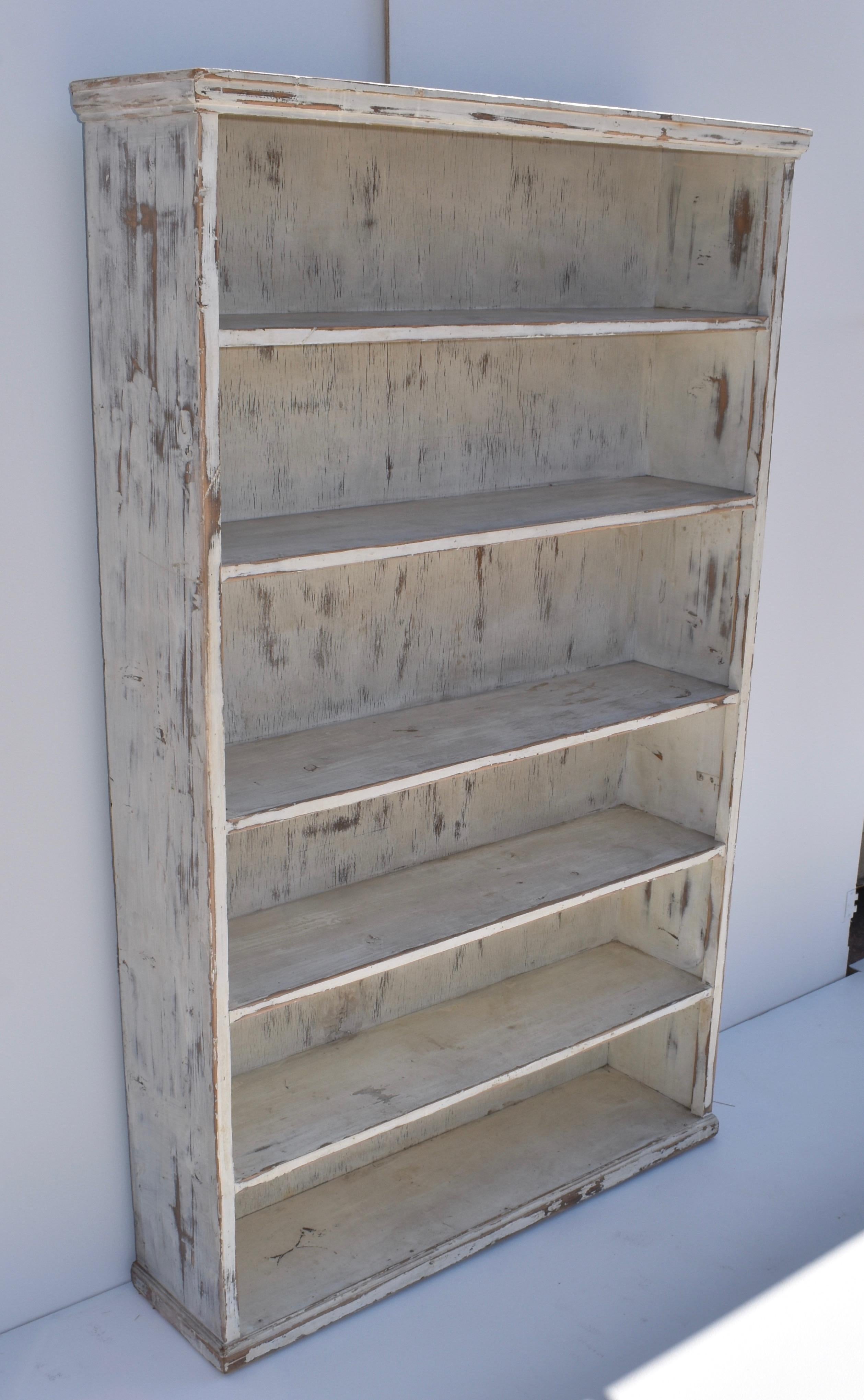 This is a versatile little shelf unit whose five shelves offer six storage spaces equally well-suited to the workshop, the kitchen, or the office. Its casual finish, old white paint worn through to old white paint and bare wood can blend with any