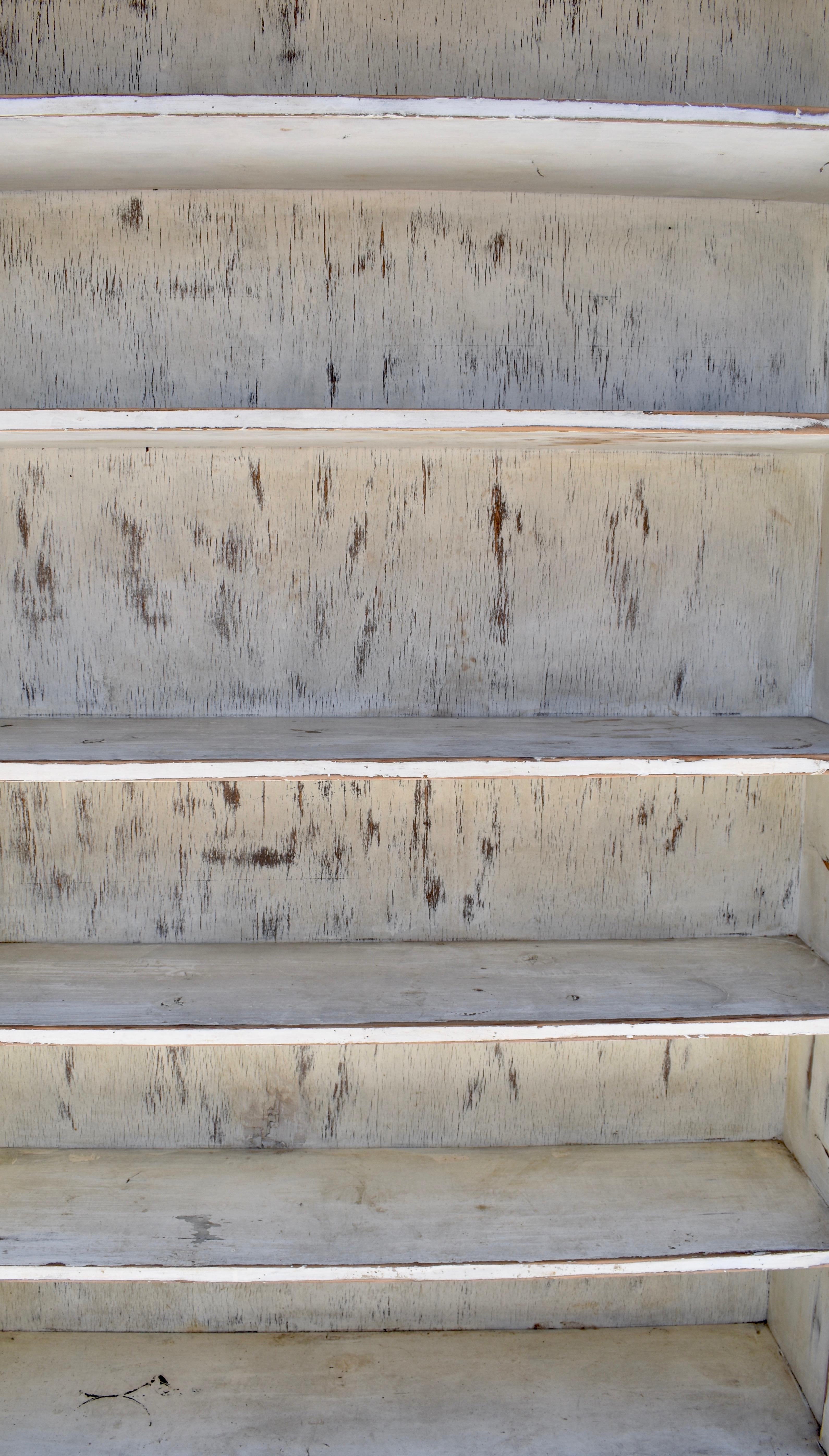 Estanterías de pino pintado vintage para despensa o lavadero Húngaro en venta